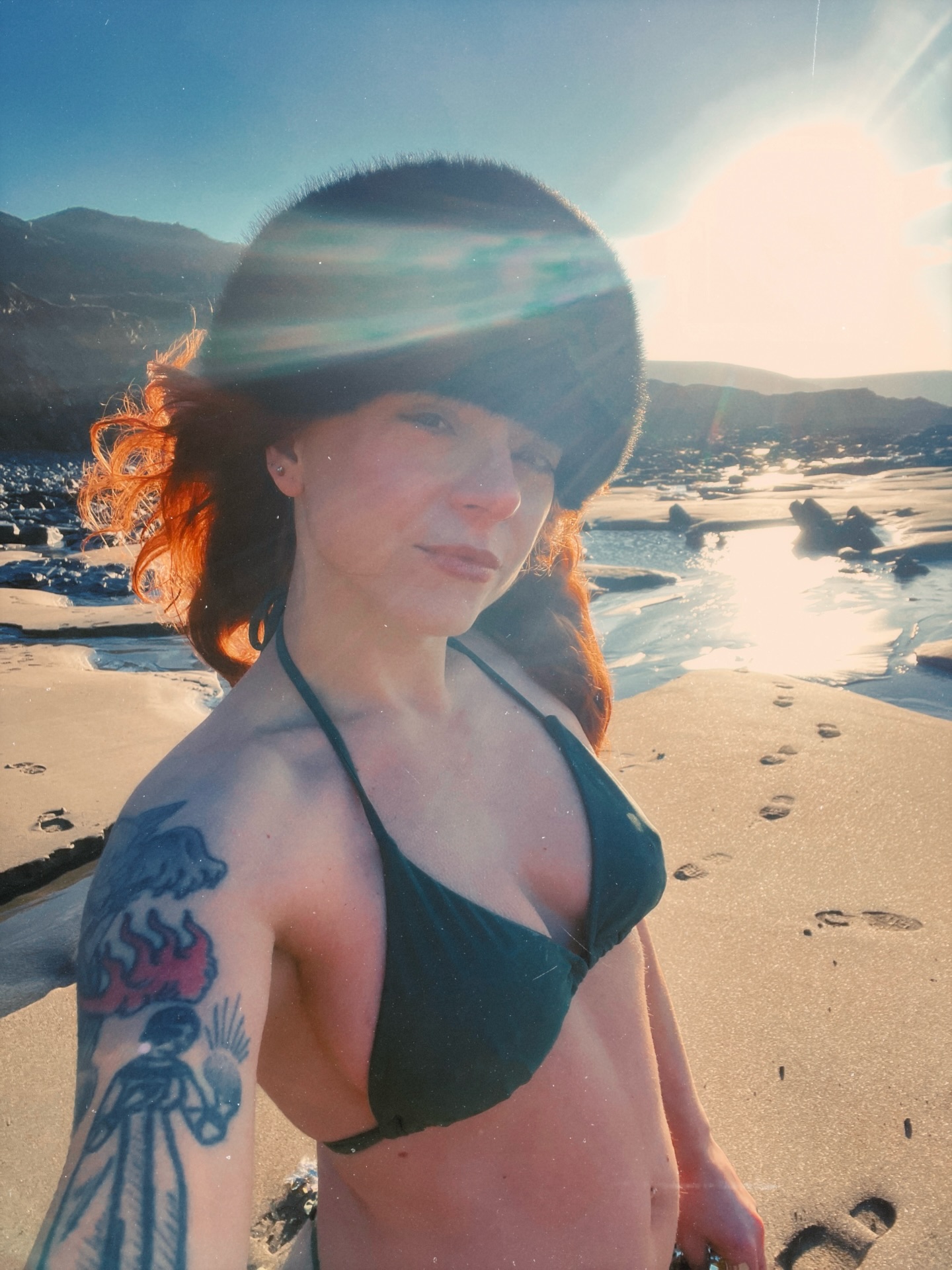 Here is how 2025 ended, with The Star. A mood of hope and trust. A confidence in what continues to unfold.
Both The Star and The Fool carry a similar quality, a willingness to move with life as it reveals itself. The Fool embodies this through a lack of experience, stepping forward before the world has left its marks. The Star… carries the same openness after experience has already taken place.
It speaks to choosing trust having known disappointment. To remaining soft rather than becoming guarded. To staying open despite what happened, and openness has been chosen anyway.
This is the capacity to master one’s moods, and through that, to meet life with greater steadiness.
2026 tarot readings are now available to book via the link in bio, online and in person, for those curious to explore where their star qualities lay 🌟