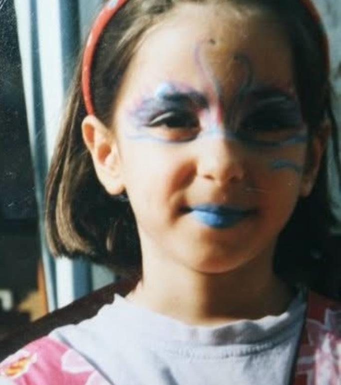 Quand tu navigues et nages en ta propre vibration, celle de ton Cœur, celle de ton âme, celle de ton authenticité pure,
La culpabilité ;
Le regret ;
Le remord ;
Les « si j’avais su » et les « j’aurai pas du »…
N’existent plus…
Ils apparaissent furtivement puis,
Tu acceptes et tu passes à autre chose. En un éclair.
Là où les oiseaux tourbillonnant dans la cage du mental erratique viennent s’échouer contre les parois comme des fracas insurmontables ;
Glas d’une ritournelle éternelle et sans fin…
L’aigle bien avisé trouve le chemin pour s’évader et voler, paisible, au dessus des montagnes enneigées,
Attiré par la lumière du crépuscule qui lui montre la direction.
L’unique direction menant à la liberté de l’être, de l’avoir et du faire.
Car le chemin du savoir est Un.
Et tu le sais lorsque tu es Uni en Toi.
Alors ne cesse mon ami de revenir à toi en tout temps.
En tout moment.
En toute condition.
Car l’orée de tes bois intérieurs n’attendent que ta délicieuse Présence,
Et les cerfs aux bois élancés et sulfureux,
Gardiens de tes forêts merveilleuses et enchantées,
Les oiseaux aux plumes éclatantes et dorées,
Les serpents à sonnette qui guettent le trépas,
Les coucous hululant pour te saluer,
Honoreront ta venue tel le Messie que l’on n’attend plus.
#soul #mind #ame #poesie #alchimie