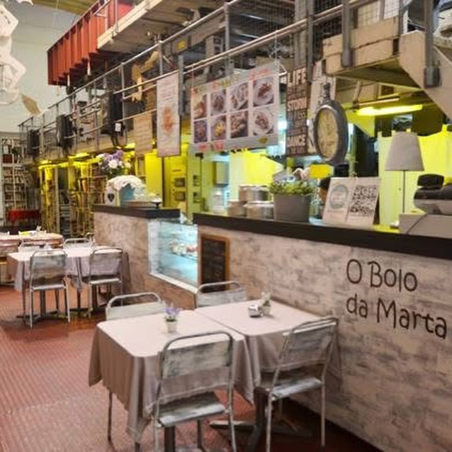 Dia 1 de Janeiro fizemos 14 ANOS!! 🤩
Sinto que foi a correr e ao mesmo tempo que já passou uma vida! Aos 24 anos comecei este projecto sem nunca imaginar no que se iria tornar…no início achava que aquela página de Facebook criada a 1 de Janeiro de 2012 não ia passar duma página para vender uns bolos a amigos. Mal sabia eu que ia ser o início de um longo caminho a desbravar terreno. Quando existiam poucos negócios a vender no Facebook, muito menos de pastelaria, eu achei que ia ser uma boa ideia…e não é que foi mesmo? Foi um sucesso tão grande na altura que em Maio desse ano abri a primeira loja no LX Factory. Deixo-vos com um pequeno recap dos últimos 14 anos. Bem pequeno porque aconteceu toda uma vida pelo meio. Quando vejo fotografias dos primeiros bolos nem acredito como é que tiveram tanto sucesso na altura 😅 Um bom ano!
1 e 2 - primeira loja no LX Factory, dentro da Ler Devagar
3 - saíram uma série de notícias sobre o sucesso da página no Facebook
4 - falaram da minha marca no Jornal Nacional 😳
5 - temos uma parceria desde 2014 com a @nos_e_mais_bolos desde o momento em que o @timeoutmarketlisboa abriu!
6 e 7 - o meu bolo de casamento! Entrei na pista com o meu carrinho de bolos e copinhos e estivemos a distribuir pelos convidados
8 - o primeiro stand no @elcorteinglespt. Seguiram-se três anos de muitos stands. Muitos de vocês conheceram-nos lá!
9 - tivemos uma carrinha e no verão a nossa loja no LX Factory passava para o exterior
10- estivemos no @nos_alive
11 - fui convidada pelo Facebook a falar numa conferência sobre a oportunidade da digitalização para o negócio das PME’s
12- tivemos uma parceria com o @geladosantini DELICIOSA! 🤤
13- saímos do LX Factory e abrimos a nossa loja no Chiado
14- Chegou a pandemia e nunca parámos! Foi uma loucura de trabalho com muitas empresas a pedir a nossa ajuda para animarem os colaboradores! 💪🏻
15 - saímos do Chiado e encontrei a minha loja de sonho em Belém!
16- transformei-a num espaço super acolhedor como sempre imaginei 😍
17- fizemos uma mini esplanada que deu ainda mais charme à loja
18-dei o meu primeiro workshop
19-fiz o primeiro evento na loja e correu muito bem❤️
20- acabei o ano no @doisas10tvi! ❤️