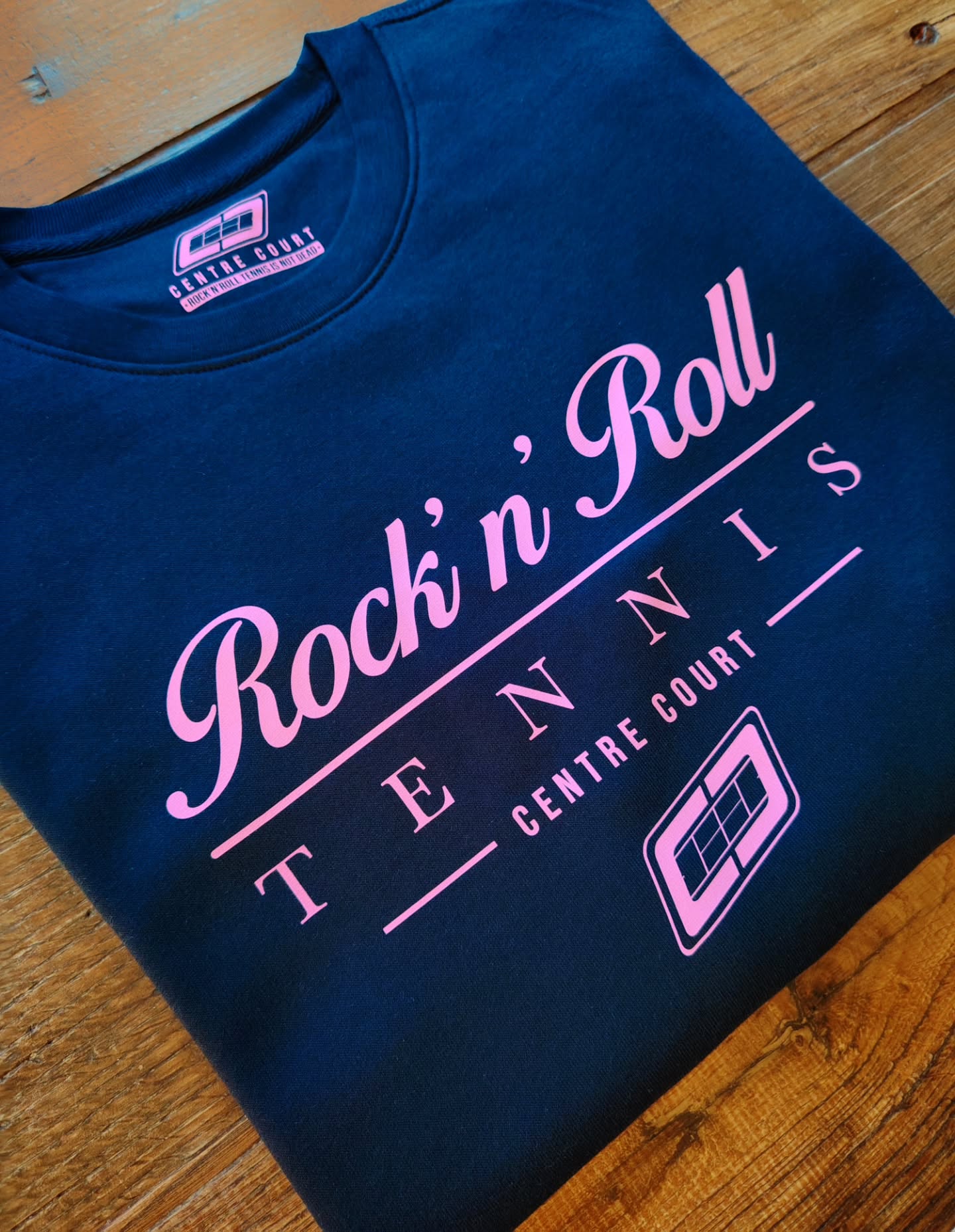 AVANT ET APRÈS UN MATCH DISPUTÉ OU UN ENTRAÎNEMENT INTENSE, IL EST FORTEMENT RECOMMANDÉ D'AFFICHER UN STYLE UNIQUE EN PORTANT UNE PIÈCE ÉLÉGANTE ET ROCK, CHAUDE ET CONFORTABLE.
NOUVEAU SWEATSHIRT CENTRE COURT ROCK T.
EN COTON BIOLOGIQUE ÉPAIS ET DOUX, UNISEXE ET HYPER CONFORT AVEC MARQUAGE MADE IN FRANCE.
ROCK'N'ROLL TENNIS IS NOT DEAD 🎾 🎸
SHOP NOW ! 👉 www.centrecourt-tennisapparel.com
CENTRE COURT TENNIS APPAREL EST UNE MARQUE FRANÇAISE 🇫🇷.