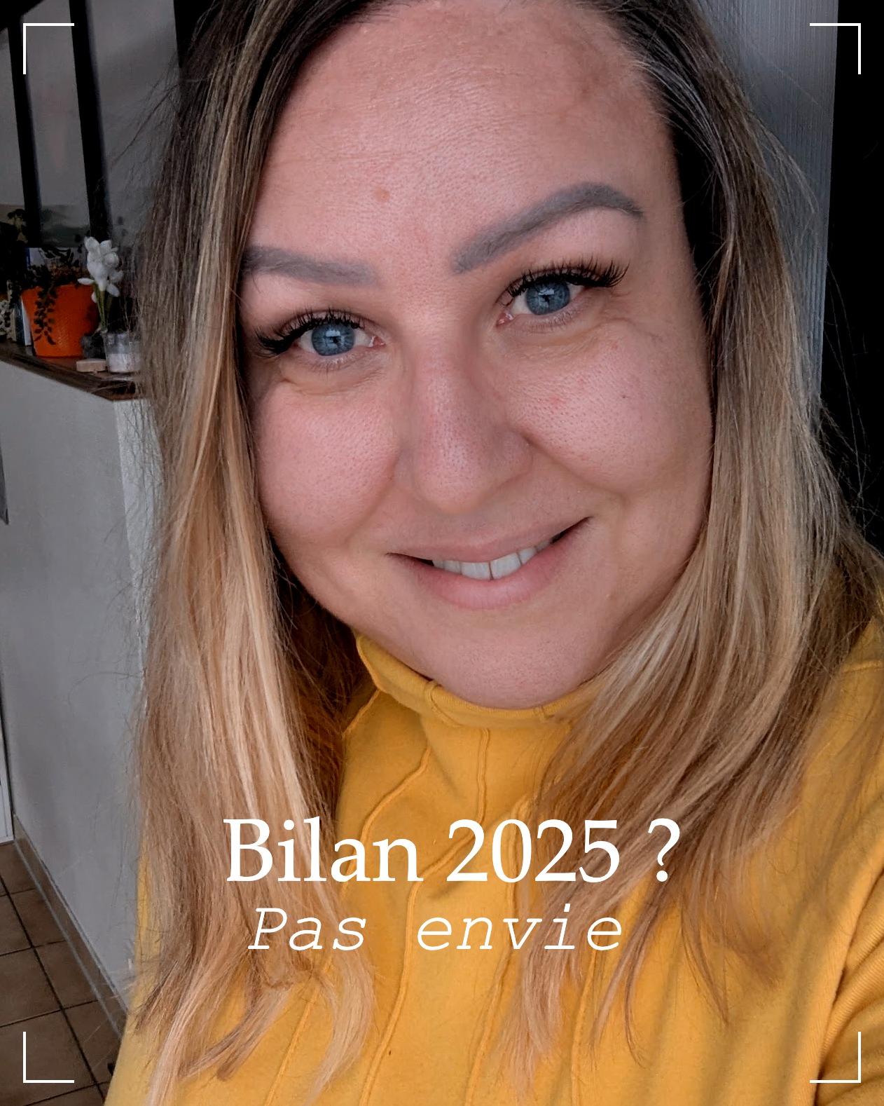 Tout le monde publie son bilan 2025. Les succès, les chiffres, les paillettes. Honnêtement ? Je n’en ai aucune envie
Regarder derrière ne m’intéresse pas. Parce que mon "devant", là tout de suite, est plein de doutes.
En 2025, j’ai changé. Beaucoup. Trop ? Mes identités visuelles successives en sont les cicatrices. À chaque fois, je me disais : "Ça y est, c’est la version finale. L’optimale." Et puis, une nouvelle peau poussait en dessous
La vérité, c’est que même les guides ont besoin d'une boussole.
Moi, la "déclencheuse de grandeur" pour mes clientes, j'ai dû aller chercher ma propre guide, ma Véro !
C’est un bordel sans nom de savoir qui on est vraiment, entre :
Qui on a été (par habitude).
Qui on croit devoir être (par peur).
Et qui on a viscéralement envie de devenir.
Je suis une experte pour voir VOS blocages.
Pour ressentir VOTRE stratégie.
Je n'ai plus honte de dire que j'ai un don pour le conseil juste… chez les autres.
Mais pour moi ? Appliquer mes propres conseils équivalait à une résistance physique.
Pourquoi ?
En 2025, j'ai vendu mon festival, j'ai arrêté le webdesign, j'ai glissé vers le mentorat… Progressivement. Doucement. Trop prudemment. J’aurais dû arracher ce put*** de sparadrap d’un coup sec et violent.
Alors, 2026 ne sera pas une "évolution", mais une "révolution"
Ce sera un redémarrage à froid.
Je reviens sur le terrain avec ce qui me rend radicalement unique :
1️⃣ 20 ans d’expérience terrain, pas de théorie fumeuse.
2️⃣ La pédagogie par la pop culture (parce qu’on apprend mieux en s'amusant).
3️⃣ L’Archétype de la Survivante : Ma résilience n'est pas un trauma, c'est mon plus gros actif.
4️⃣ Ma méthodologie structurelle pour bâtir des empires, pas des cabanes.
Je lance aujourd'hui mon Mentorat Privé 1:1.
Ce n'est pas un programme avec des cases à cocher ou des PDF génériques. Tu es unique. Ton parcours est une anomalie. Ton business doit l'être aussi. Ce sera du sur-mesure absolu. De l'architecture de précision pour ton prochain chapitre.
On ne va pas "bricoler". On va bâtir.
Tu sens que toi aussi, tu portes une couche de peau en trop ?
Écris-moi "ARCHITECTE" en DM.
On va voir si on peut construire ton 2026 ensemble.