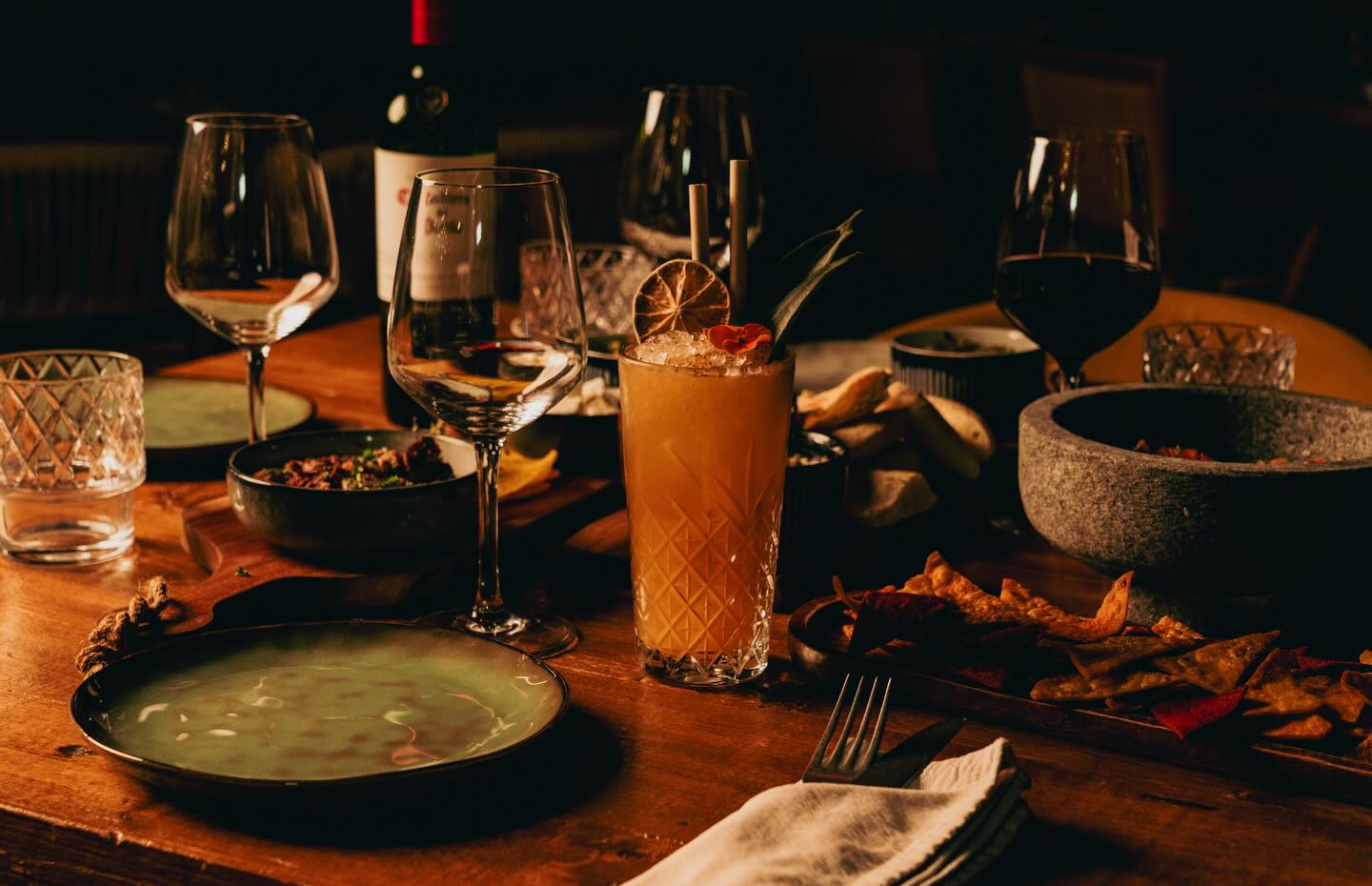 đč MARACAÎȘBO đč
Laisse-toi entraĂźner sous les tropiques avec notre cocktail crĂ©ation.đŽ
DĂšs la premiĂšre gorgĂ©e, tu vas sentir le soleil te rĂ©chauffer le cĆur, de par ses Ă©pices qui rĂ©veillent chaque note de ce long drink plein de caractĂšre. đ§Ą
Tu vas voyager entre la douceur de lâananas et de la goyave, le peps du citron, le twist Ă©picĂ© du poivre de JamaĂŻque et la gĂ©nĂ©rositĂ© du Falernum. Le tout magnifiĂ© par lâalliance parfaite de lâHavana Especial, de lâEl Hispano Passion et dâune touche dâarĂŽme vanille. âïž
Câest gourmand, câest tropical, câest relevĂ© juste comme il faut. Bref, câest le cocktail qui transforme ta soirĂ©e en Ă©chappĂ©e ensoleillĂ©e. âïž
Ă tester absolument !
RĂ©serve ta table dĂšs maintenant par tĂ©lĂ©phone au 03 23 05 30 30 ou sur notre site internet lajavarestaurant.fr (lien en bio). đïž
MANGEZ, CHANTEZ, DANSEZ !
â ïž Lâabus dâalcool est dangereux pour la santĂ©. Ă consommer avec modĂ©ration.
#lajavarestaurant #lajava #restaurant #bar #lajavasaintquentin #saintquentin #destinationsaintquentin #restaurantfestif #festif #amériquelatine #cocktail #création #mangezchantezdansez