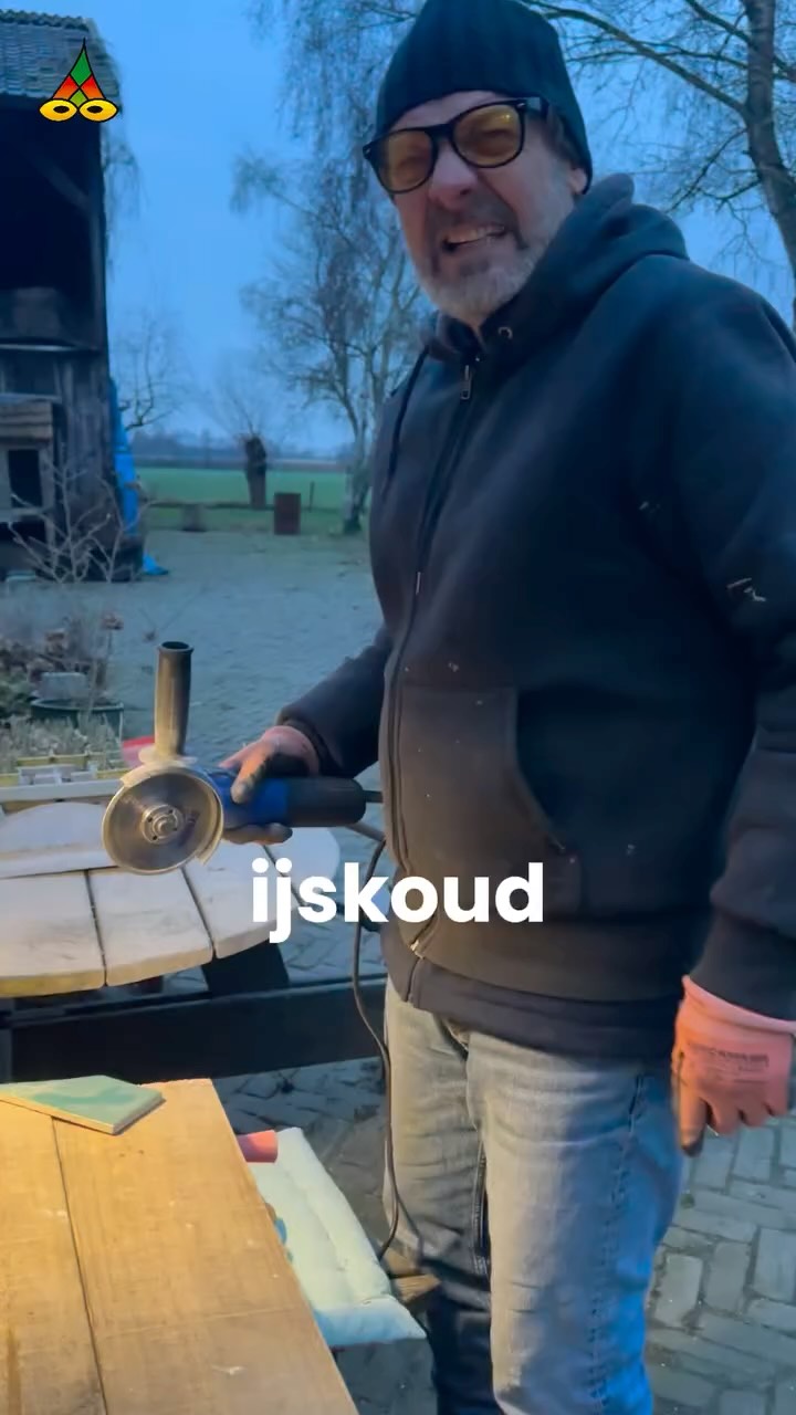 - IJskoud
Je staat daar.
In de kou. Met een slijptol.
En dan weet je:
Soms moet je iets zeggen.
Ook als het raakt.
Volg het @poeziejournaal - dichterlijke reportages met rechte rug en open hart.
✍️ Maurice Jonkers & 🎥 Hilma ten Boske
Wil jij ook een gedicht of optreden?
Stuur een DM of kijk via de link in bio.
#poeziejournaal #houdezonzijde #gedicht #spokenword #dichterlijkereportages #dagelijksedingen #kou #klimaat #slijptol #afscheid #haiku #handwerk #poëzie