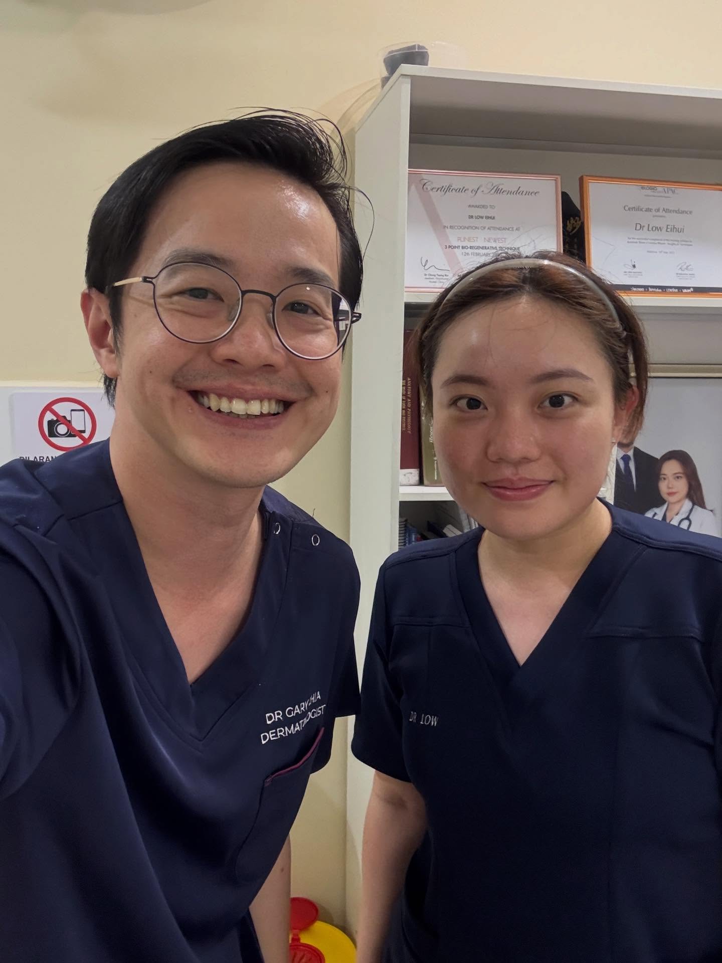 Working day at KPJ Kluang….
First, dropped by to say hi to @drloweihui , always nice to make an acquaintance.
Second, blessed by thoughtful patients. This famous Kluang delicacy is almost always snapped up, so this really made my day.
And lastly, a cute appreciation from the @kpjkluangspecialisthospital management. They are such a supportive and kind team.
Always thankful for the sweet people here. Indeed, Kluang is a happy town 😌