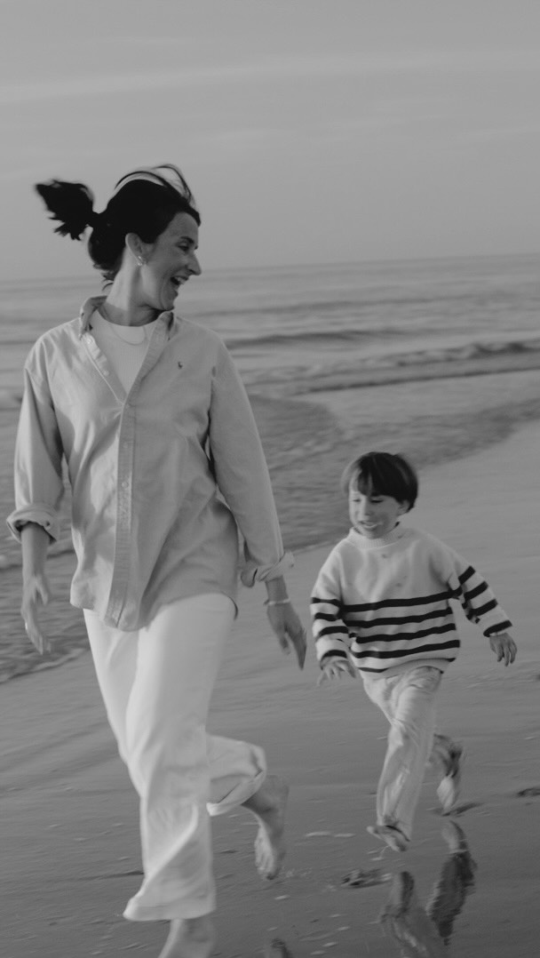 Manche Erinnerungen verdienen mehr als ein paar Fotos. 🎞️
Für dieses Jahr habe ich nur noch vereinzelte Termine für Familienvideos frei.
Für echte Nähe, leise Momente und all das, was man viel zu schnell vergisst.
Wenn ihr eure Familiengeschichte festhalten möchtet..
warm, ehrlich und ungestellt 🤍
freue ich mich sehr, von euch zu hören. 💌
#familyfilm #familienvideografie