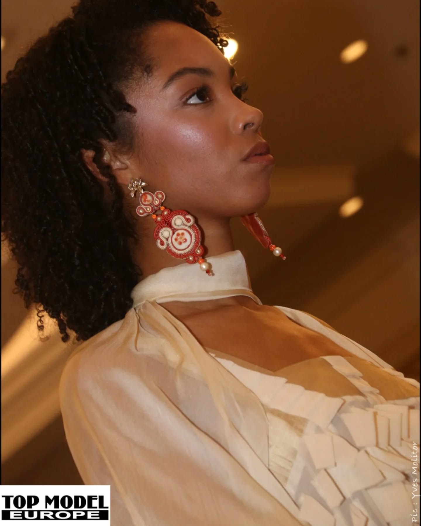 L’élégance prend son temps.
Elle se construit dans le geste,
dans la matière,
dans l’attention portée aux détails.
Lors d’un défilé @topmodeleuropeofficial ,
avec les créations de @carolinebouvierofficiel
et mes bijoux portés à l’oreille,
pleinement, dans le mouvement.
📸 @yves_molitor
#uniquejewel
#universdecréateur
#defile
#slowluxe
#elegance