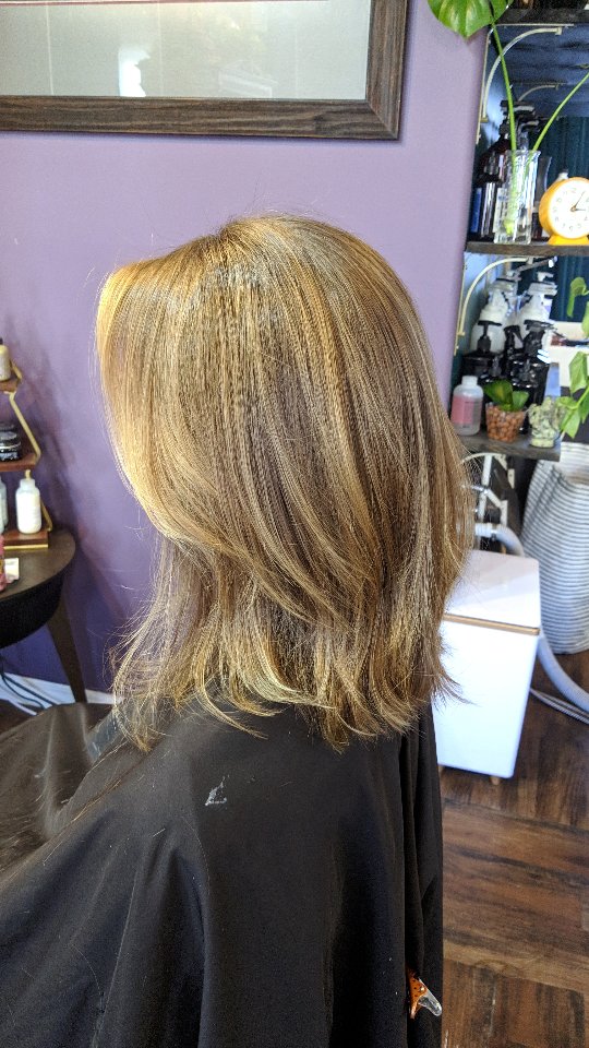 You know when you've been แดสษชษดแดษชษดษข about cutting your hair for months and then you finally do it and wonder why you waited so long? Yeah. That.
We refreshed her color with a lived-in balayage and took off a ton of length to give her hair bounce, movement, and brightness again. She looks incredible!