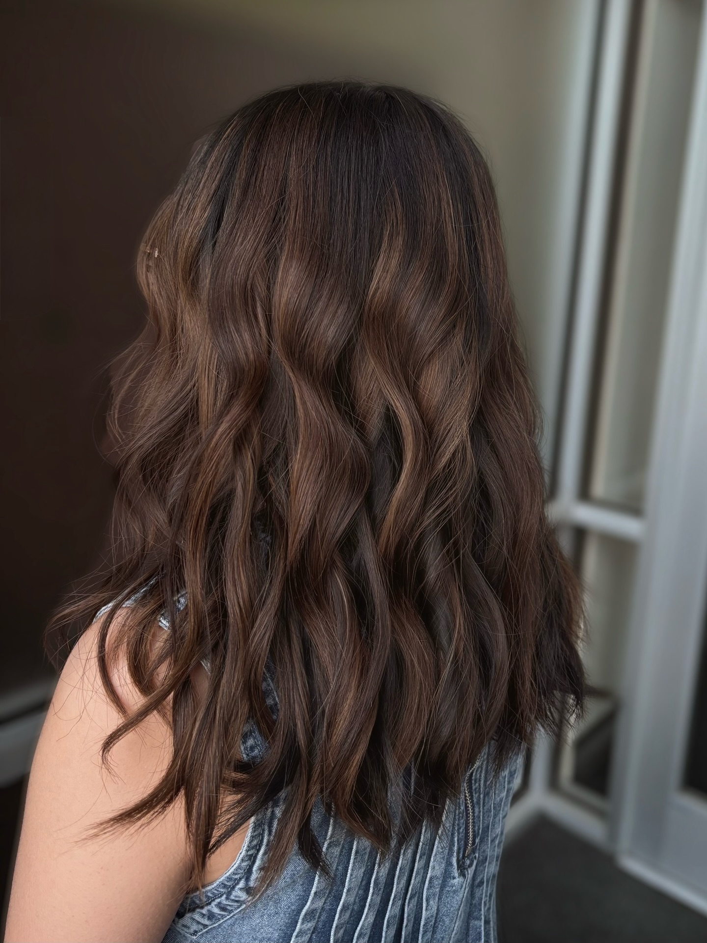 Chocolatey, rich, and SO good 🤤🍫
This cut + color was created by our apprentice @peyton.neonheart, and we’re officially obsessed. Smooth dimension, glossy depth, and proof that incredible talent is being grown right here at Neon Heart. ✨