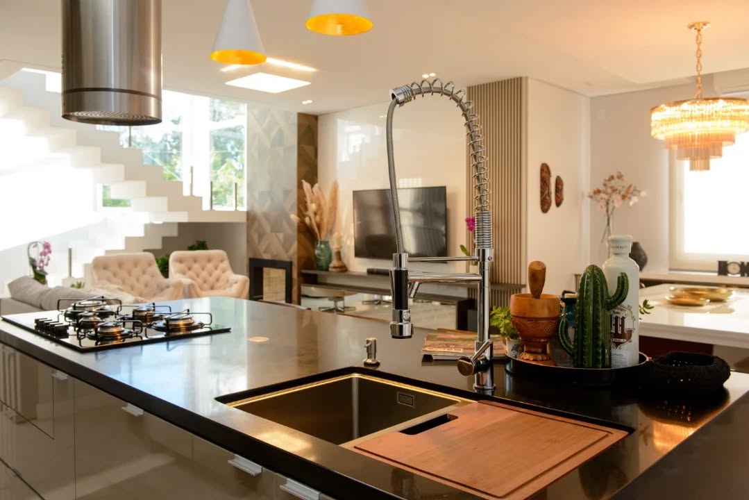 Em 2026, a Neander Port Arquitetura celebra 20 anos de história. ✨
Uma trajetória que começou com coragem: após anos de aprendizado e crescimento em outros escritórios, em 2006 nasceu a decisão de trilhar um caminho próprio — e foi assim que tudo começou.
Desde então, o escritório desenvolveu mais de 700 projetos, atuando em diferentes frentes da arquitetura e em diversas regiões do país. Cada trabalho reflete não apenas soluções técnicas e estéticas, mas uma forma consistente de pensar, projetar e transformar espaços ao longo do tempo.
Ao longo deste ano, vamos relembrar momentos, conquistas e histórias que construíram essa jornada. E o #TBT de hoje é sobre isso: celebrar o que nos move — a alegria de fazer parte da vida e dos sonhos de centenas de clientes.
Obrigado por esses primeiros 20 anos.
Estamos prontos para mais 20, 30, 50…
Seguimos preparados para os próximos capítulos — com o mesmo compromisso, sensibilidade e visão de futuro.
VEM COM A GENTE! 🚀🏛️
#ArquiteturaDeInteriores #DesignDeInteriores
#InterioresArquitetônicos #ProjetoDeInteriores
#ArquiteturaContemporânea #InterioresPlanejados
#DetalhesQueInspiram #espacosbempensados