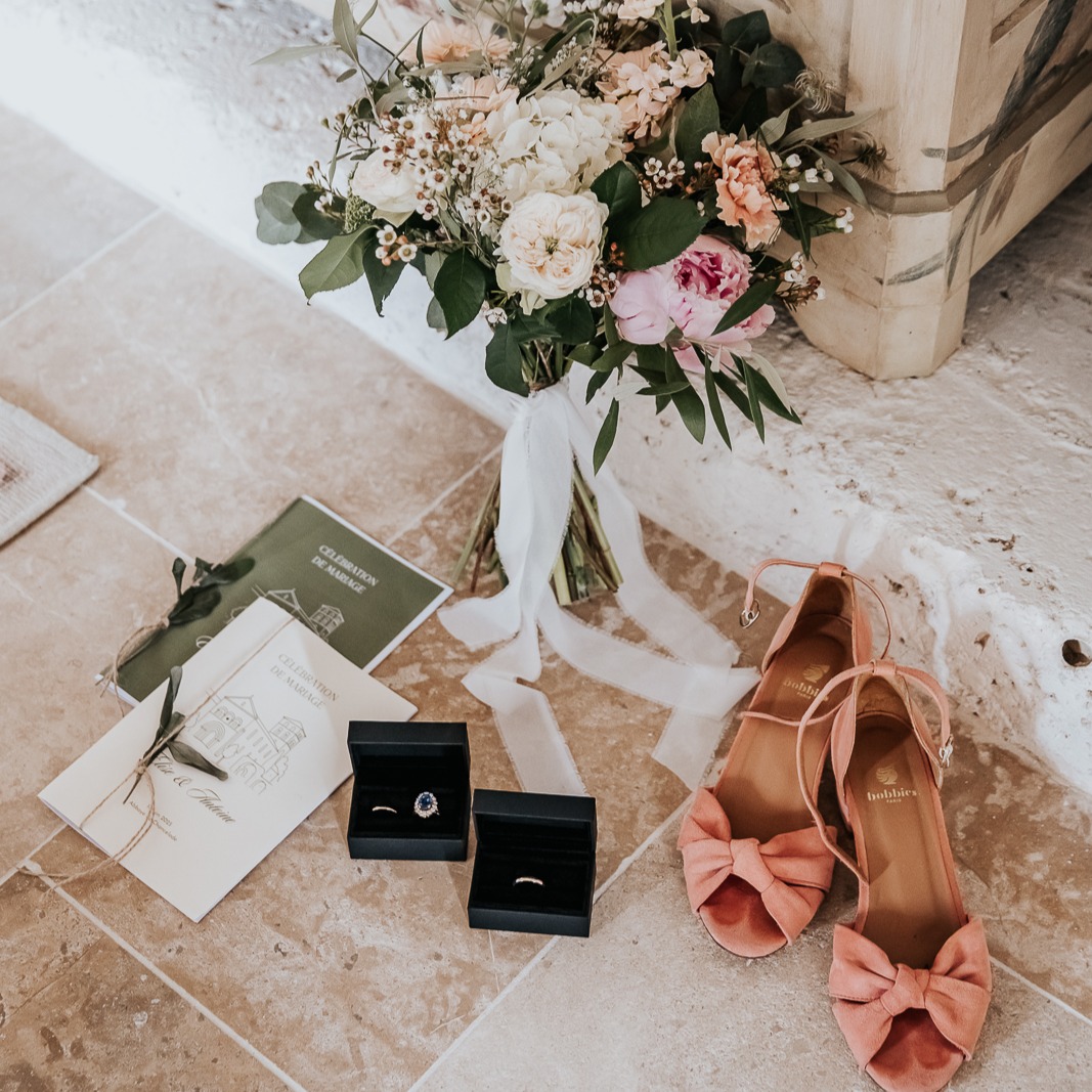 Élise & Antoine.
Une journée lumineuse, douce et profondément authentique.
Un mariage où l’émotion, l’élégance et la simplicité se sont rencontrées pour créer une atmosphère inoubliable.
Merci à eux pour leur confiance et pour ces instants suspendus que j’ai eu le privilège d’orchestrer.
Si vous rêvez d’un mariage pensé dans les moindres détails, avec une organisation fluide, je serais ravie de vous accompagner dans cette belle aventure.
@domainedevieuxmareuil
@esolerphotographie
@hamon.events
@lafabriquedesfleurs
@evenements_co
@frenchy_bartender
@magnolia_evenements
@derm_up_
@lauren_sarrazin
@nussi_fr
@locvaisselle19
#weddingplannerfrance #weddingplanner #mariagefrance #mariage2026 #weddinginspiration #weddingdetails #mariageélégant #weddingdesign #weddingday #weddingmoments #weddingstyle #mariagechic #dordognewedding #southwestfrancewedding #weddingphotography #weddingdecor #bridetobe2026 #futuremaries #organisationmariage #weddingaesthetic #luxuryweddingplanner #frenchweddingplanner