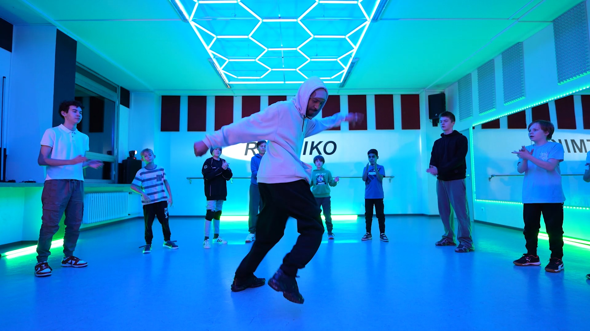 Spaß an der Bewegung, Motivation im Training und immer neue Skills.
Mit Fokus, Energie und Leidenschaft wird aus Übung Fortschritt. Breaking verbindet!
*
Jeden Montag und Mittwoch mit Terence.
*
Eine Probestunde ist jederzeit möglich, meldet euch einfach bei uns. Jeder ist willkommen.
<<<<<<<<>>>>>>>>
#breaking #bboys #bgirls #breakingkids #brakingstuttgart #breakinglive #freestyledance #rytmiko #dancingunited