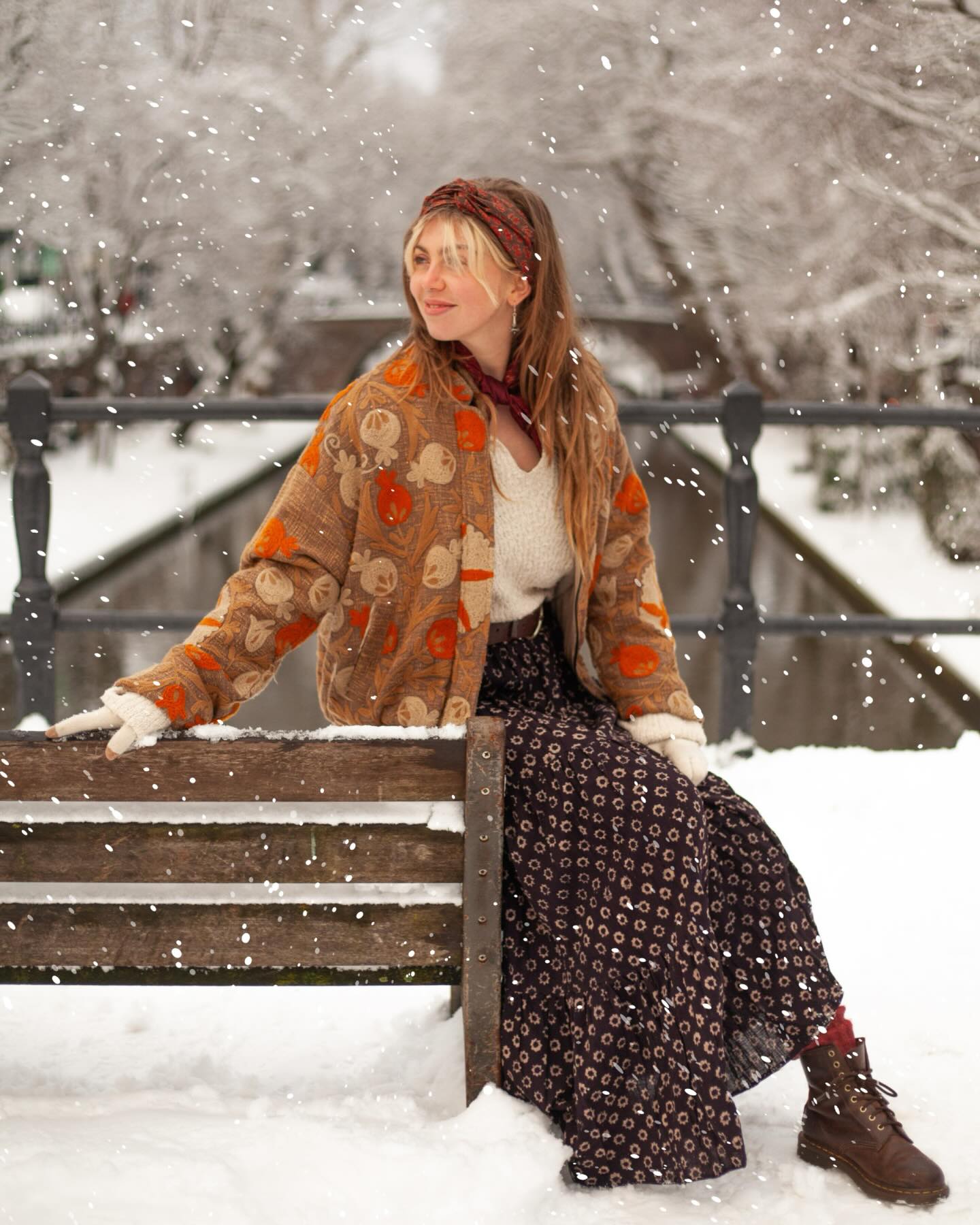 Cosy winter moments with @avondregen ❄️
Wearing our newest limited edition Suzani jacket and dabu-printed maxi skirt 🤍
Now in store, online soon!