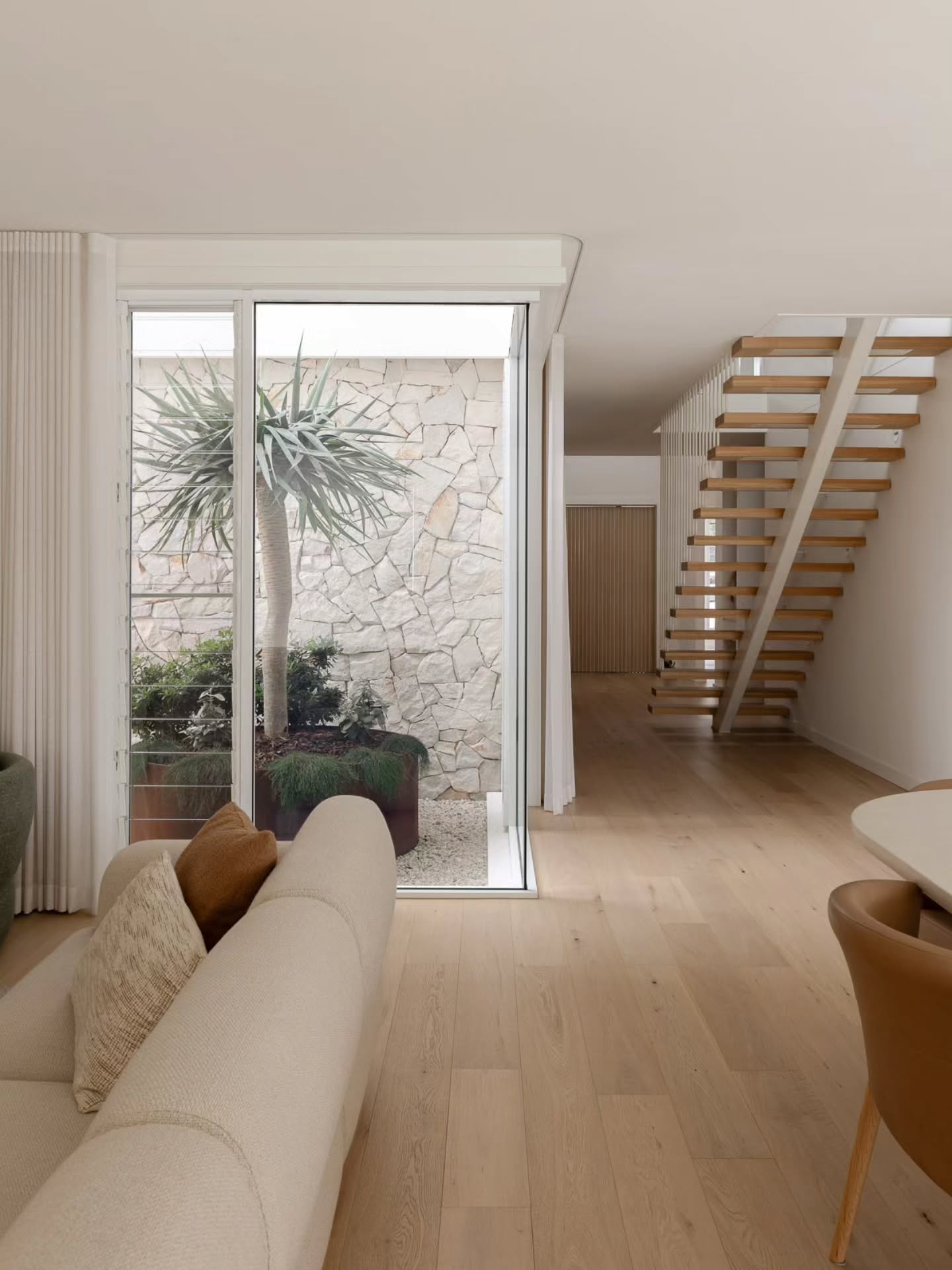 Happy New Year 🙌 we are back open from Monday the 12th Janaury and will get back to everyone as quick as we can next week 🙏
.
▪️ Colour: Tinge Oak
▪️ Collection: 15mm | Engineered Oak
▪️ Board Size: 1900mm x 190mm x 15mm
▪️ Install Method: Direct Glue Down
▪️ Spec: www.imperialflooringaustralia.com.au/15mm-engineered-oak-timber-flooring
▪️ Supply & Install: @imperialflooringaustralia
▪️ Photography: @life.instill
▪️ Building Design: @southcoastbuildingdesign
▪️ Project: Mali Beach House
📍 Bulli Beach
.
www.imperialflooringaustralia.com.au
📱 1300 676 176
📧 info@imperialflooringaustralia.com.au
📍 HQ + Showroom: 1 Kennedy Ave, Yallah
📍 Distribution Centres: Sydney | Wollongong | Melbourne
#CustomKitchen #EngineeredTimber #TimberFlooring #BespokeHomes #AustralianDesign