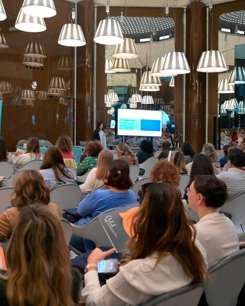 La scuola di lingue ALI Academia ha scelto il servizio fotografico Creative Intelligence dedicato agli eventi aziendali.
Per chi comunica con un pubblico internazionale, il linguaggio delle immagini è senza dubbio il più universale. Con immagini di backstage, scatti dedicati ai diversi talk e panoramiche suggestive della sala conferenza gremita, abbiamo prodotto contenuti che comunicano autorevolezza e professionalità tangibili in ogni parte del mondo.
Scopri di più su creativeintelligence.it
#webagency #agenziadicomunicazione #serviziofotografico #bari #barletta #cambridge #eventoaziendale #servizifotografici #eventipuglia