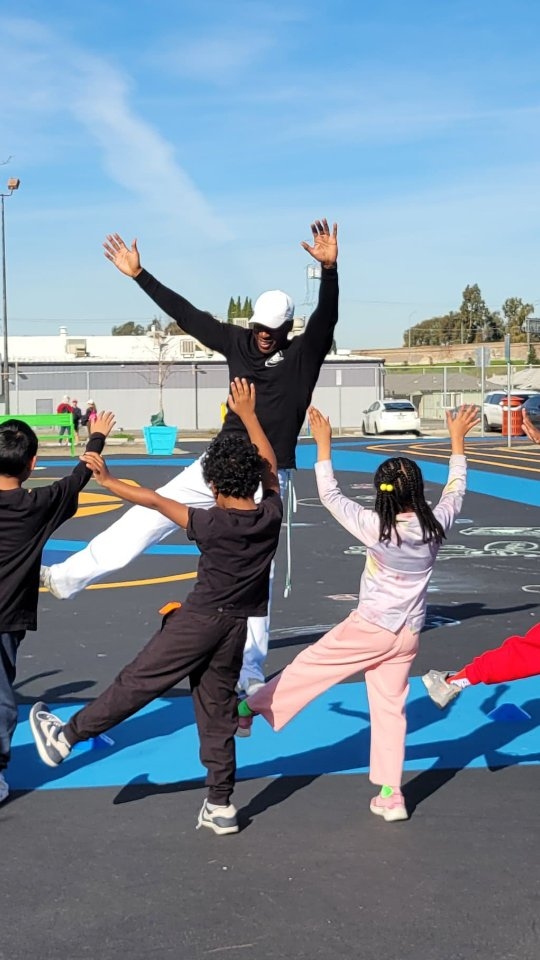 Awesome class today. Comment or msg us to sign up your kid. Every Sunday. 11am. Ages 6-10 (with some exceptions).
Thanks to AlgodΓ£o, BraΓ§os de Ouro, Bumerangue and Tica for helping with the kids today!
πΈ: Mrs. RΓ‘dio Velho
π΅: @berimbaucomtudo