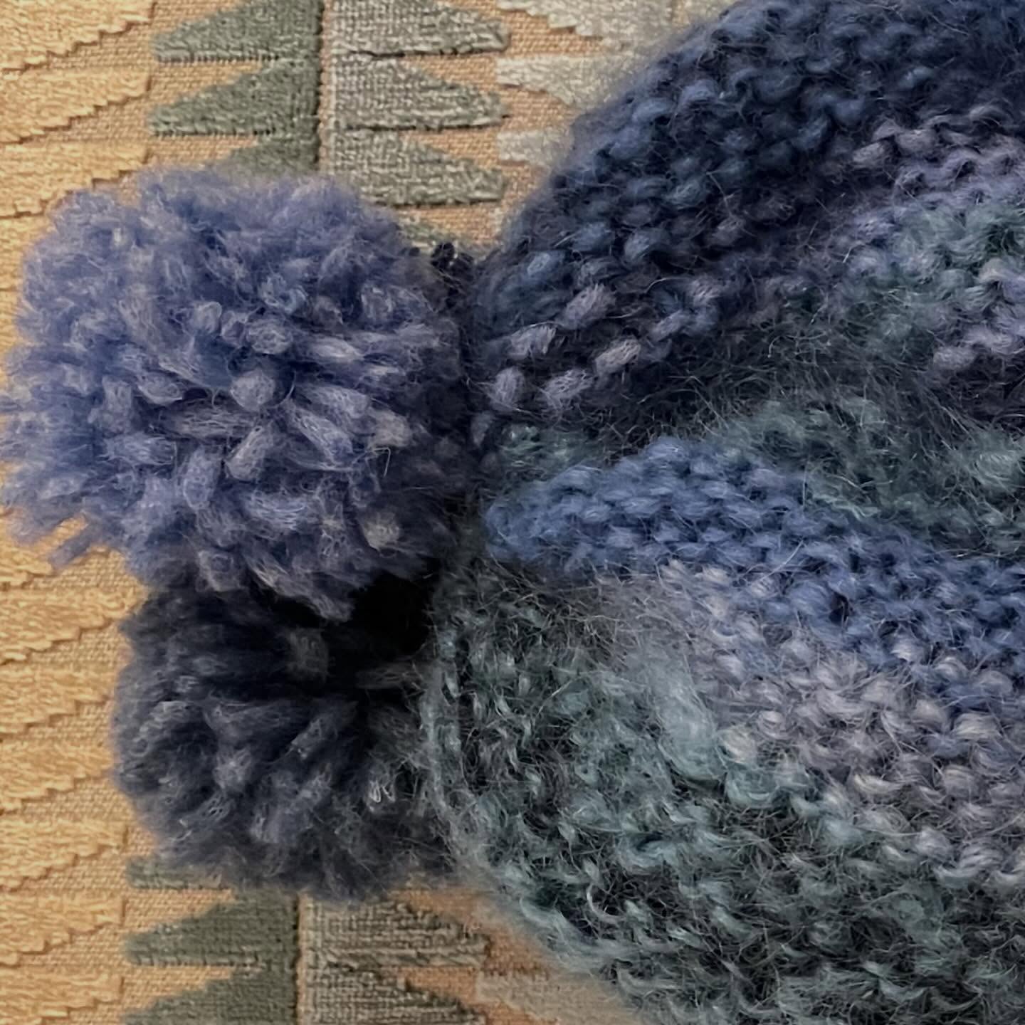 Beanie with Tassels / lue med dusk.
#handknit #blue #cosy #wool