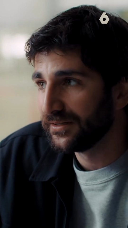 Nada surge de la nada. Las personas actuamos como actuamos por un motivo: detrás de cada conducta hay una función.
En este fragmento de Lo de Évole (La Sexta), Ricky comparte una experiencia en la NBA. Cuando intenta abrirse (aunque sea mínimamente), un comentario de otro jugador actúa como castigo. Ese simple momento le lleva a cerrarse más y expresarse menos. No es casualidad.
Recuerdo también otra parte de la entrevista (aunque no he podido encontrarla) en la que un entrenador le echa la bronca tras perder un partido. Ese impacto genera un aprendizaje que se queda grabado y, con el tiempo, se convierte en una regla interna que condiciona cómo te comportas.
En el deporte, esto pasa más de lo que pensamos. A veces dejamos de expresar, de hablar, de mostrarnos, de tirar, de pasar, de chutar, de liderar… no porque no queramos, sino por lo que hemos aprendido a lo largo de nuestra historia.
⚽🏀🏐 ¿Te ha pasado algo parecido?
Te leo en comentarios 👇
#LoDeÉvole #RickyRubio #PsicologíaDelDeporte #SaludMental #