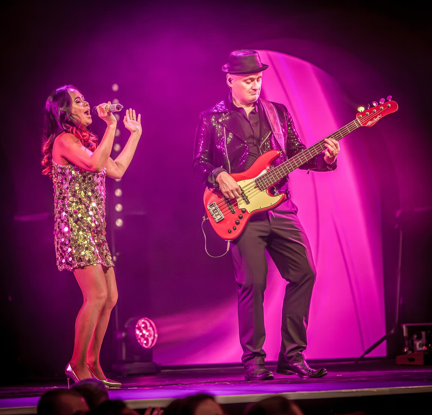 🔥Wenn das Bass-Solo so richtig tief geht …
Unser Rrrrrrrrrrakete am Bass 🎸
➡️ Kommt und genießt unsere letzten 4 Show @dinnershowleipzig 🌟
#Dinnershowleipzig #Nightfever #Liveband #Leipzig