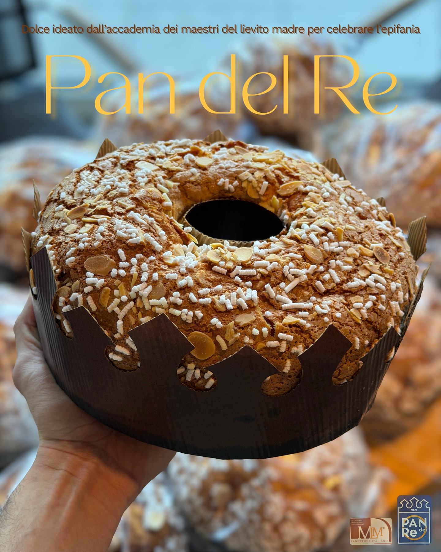 Quest’anno, con il Pan del Re, abbiamo voluto rendere omaggio a una tradizione legata all’Epifania che affonda le sue radici nell’antica Roma, dove riti pagani e successivamente la tradizione cristiana medievale si sono intrecciati.
L’usanza prevedeva di nascondere una fava secca all’interno di una torta rotonda: chi la trovava diventava Re per un giorno.
Questa antica tradizione si è poi diffusa in molti paesi europei e sudamericani, assumendo nomi e ricette diverse, senza però dimenticare il luogo da cui tutto ebbe origine.
Facendo riferimento a questa tradizione, abbiamo nascosto nel nostro Pan del Re una noce: chi la troverà diventerà Re o Regina per un giorno🤴👑👸
.
.
.
.
#bacilieri #pasticceriaartigianale #pasticceriabacilieri #tradizioni #epifania