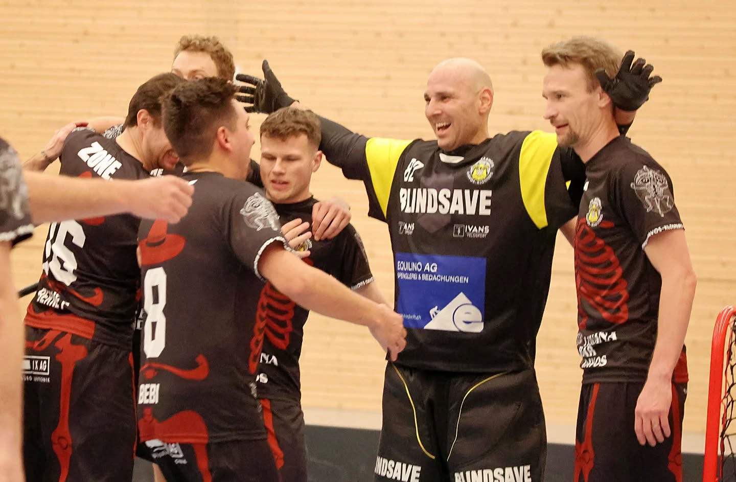 SENSATION PERFEKT - WIR STEHEN IM CUP-FINALE!
Was für ein Abend. Was für ein Kampf. Was für ein Team.
Unsere Herren Kleinfeld schlagen den UHC Blau-Gelb Cazis im Cup-Halbfinale und ziehen verdient ins Finale ein!
Mit Herz und Leidenschaft wurde Marmots-Geschichte geschrieben. Danke an alle Fans für die unglaubliche Unterstützung von der Tribüne!
Vielen Dank auch an UHC Blau-Gelb Cazis für die Partie und deren Organisation.
Jetzt geniessen wir diesen Moment. Denn das Cup-Finale in Kriens/LU am 21. Februar 2026 wartet.
Die Marmots-Planung für das Finale läuft bereits, wir werden euch zeitnah über Tickets und Anreise informieren.
#mobiliarunihockeycupfinals #swissunihockey