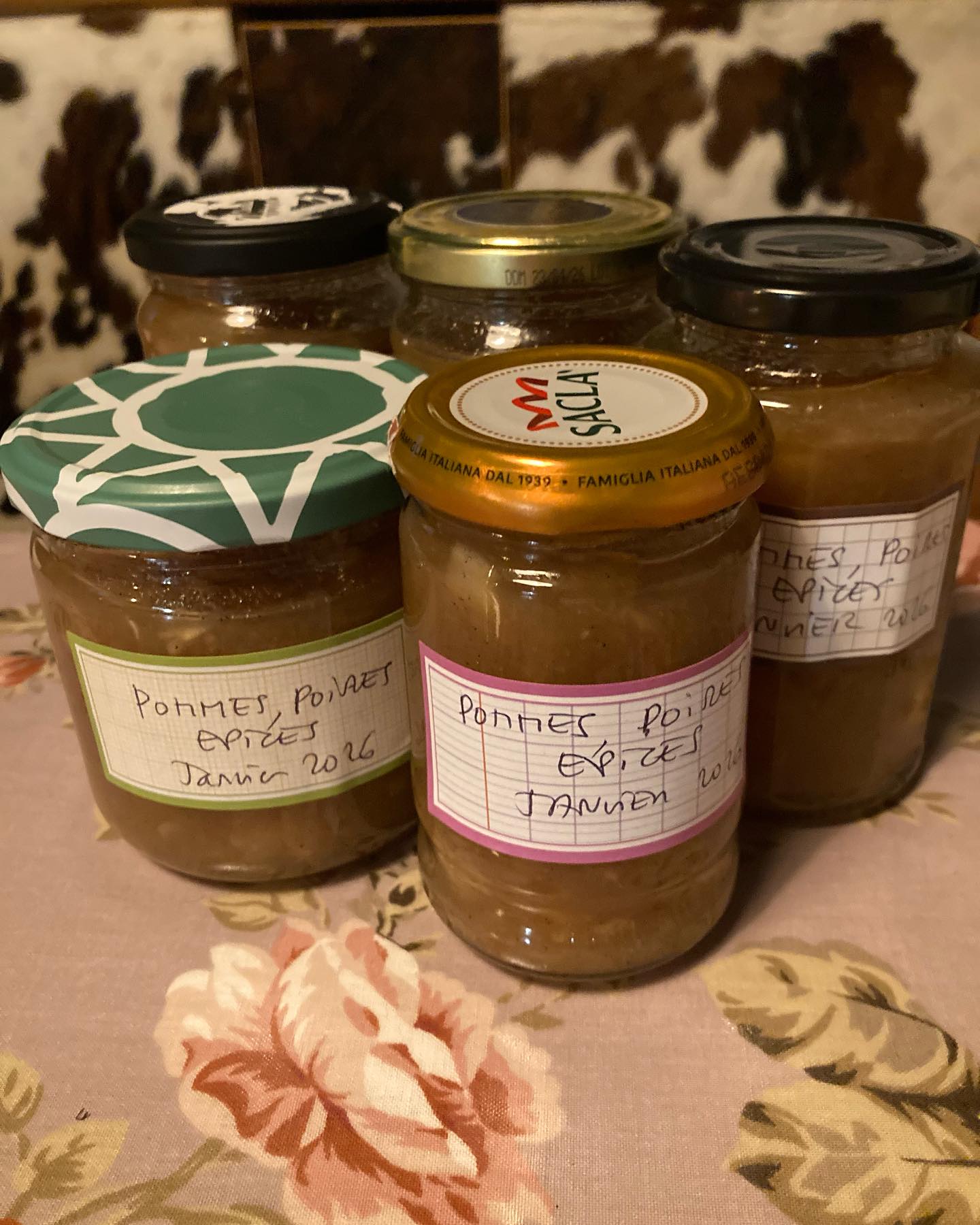Confiture de pommes, poires, cardamome!
C’est un temps avec cette neige, coincée à la maison, à préparer des confitures! Une adorable patiente, Monika, m’a rapporté de belles pommes de Normandie. Je les ai associé à quelques poires (je comptais ajouter des coings, mais n’en ai pas trouvés). J’ai ajouté de la vanille et 3 épices, mais en majorité de la cardamome qui parfumé très bien ces fruits.
Pour 5 a 6 pots: 750g de pommes et 750g de poires épluchées, 750g de sucre de canne blond, le jus d’1 citron et demi, 1 gousse de vanille, 1 c.à soupe de cardamome, 1 c.a cafe de cannelle et gingembre en poudre.
Éplucher et couper en petits morceaux les fruits.
Les mettre dans une grande casserole avec le sucre, la vanille coupée et fendue en 2, le jus de citron.
Bien mélanger et porter à ébullition. Baisser le feu et cuire 20 minutes, en mélangeant régulièrement avec une cuillère en bois. Éteindre le feu et laisser refroidir.
Enlever la gousse de vanille. Mixer grossièrement.
Préparer les pots en les faisant bouillir 10 minutes dans une casserole, les égoutter sur un torchon propre.
Remettre la confiture à chauffer, ajouter les épices en poudre. Porter à ébullition et cuire 10 minutes de plus.
Mettre la confiture chaude en pots. Bien fermer les pots et les retourner. Attendre qu’ils soient complètement refroidis avant de les retourner.
Bonne dégustation!
NB: Cette confiture sera parfaite sur des crêpes ou dans un yaourt! Il est recommandé de la garder au frigo après ouverture car allégée en sucre!
#confiture #confitures #confituremaison #pommes #pomme #poires #poire #epices #cardamome #cannelle #gingembre #madreperlamtc