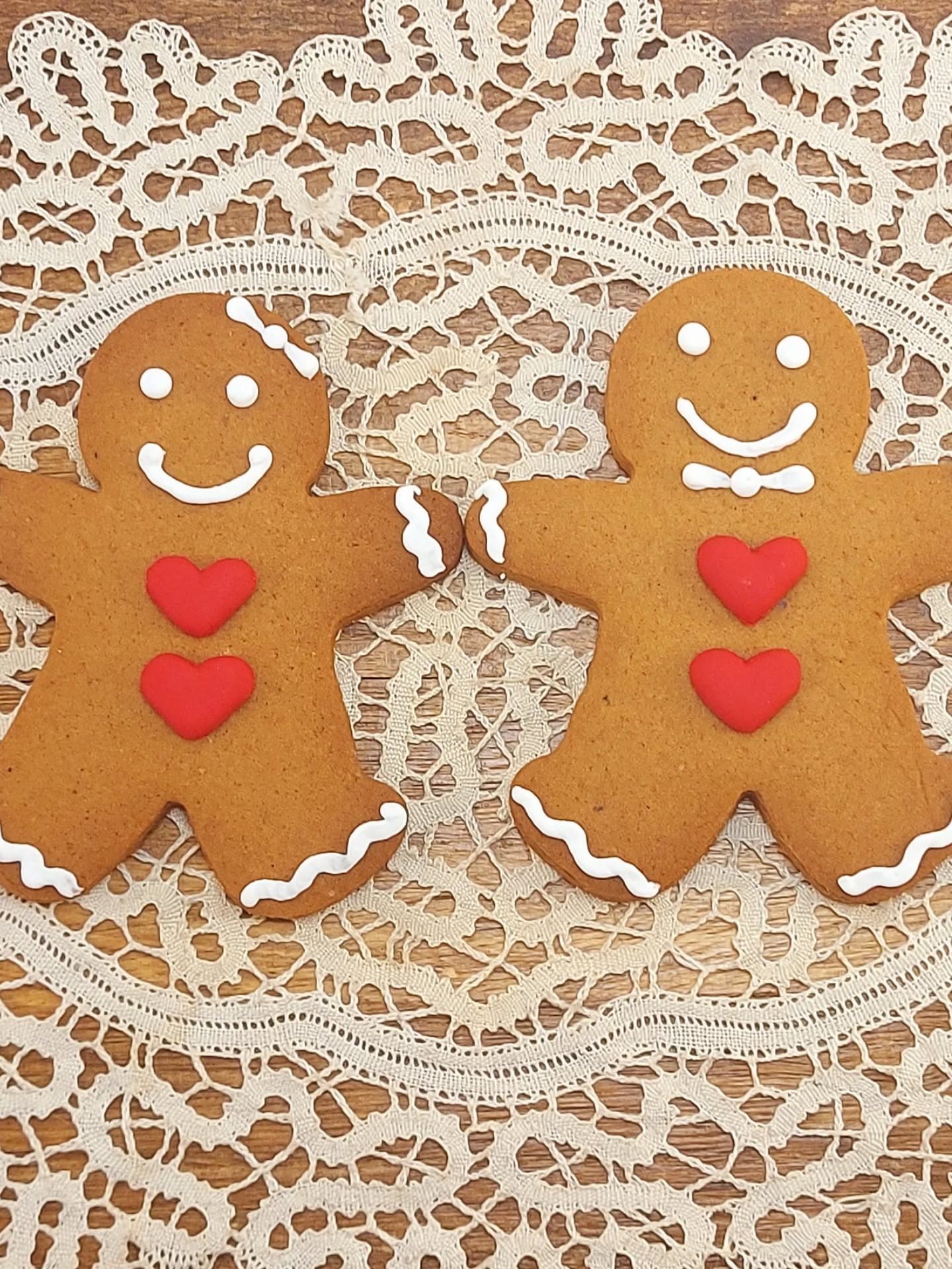 Celebrate love this Valentine’s Day with our charming Gingerbread Couple Set!
Available in our online shop and Etsy!
Vegan option 🌱
#ariascakes #sanvalentines #lovetreats❤️