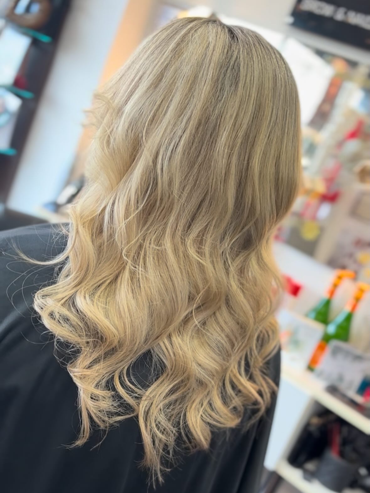 Baby blonde ✨🍦
Full head highlights , glosser , cut & finish by @lisa_salonsienna
Book your appointment now
📍Salon sienna , Alkrington
☎️01616540626
📧info@salonsienna.co.uk
#babyblonde #blondebabe #waves #salonoftheyear #salonsienna