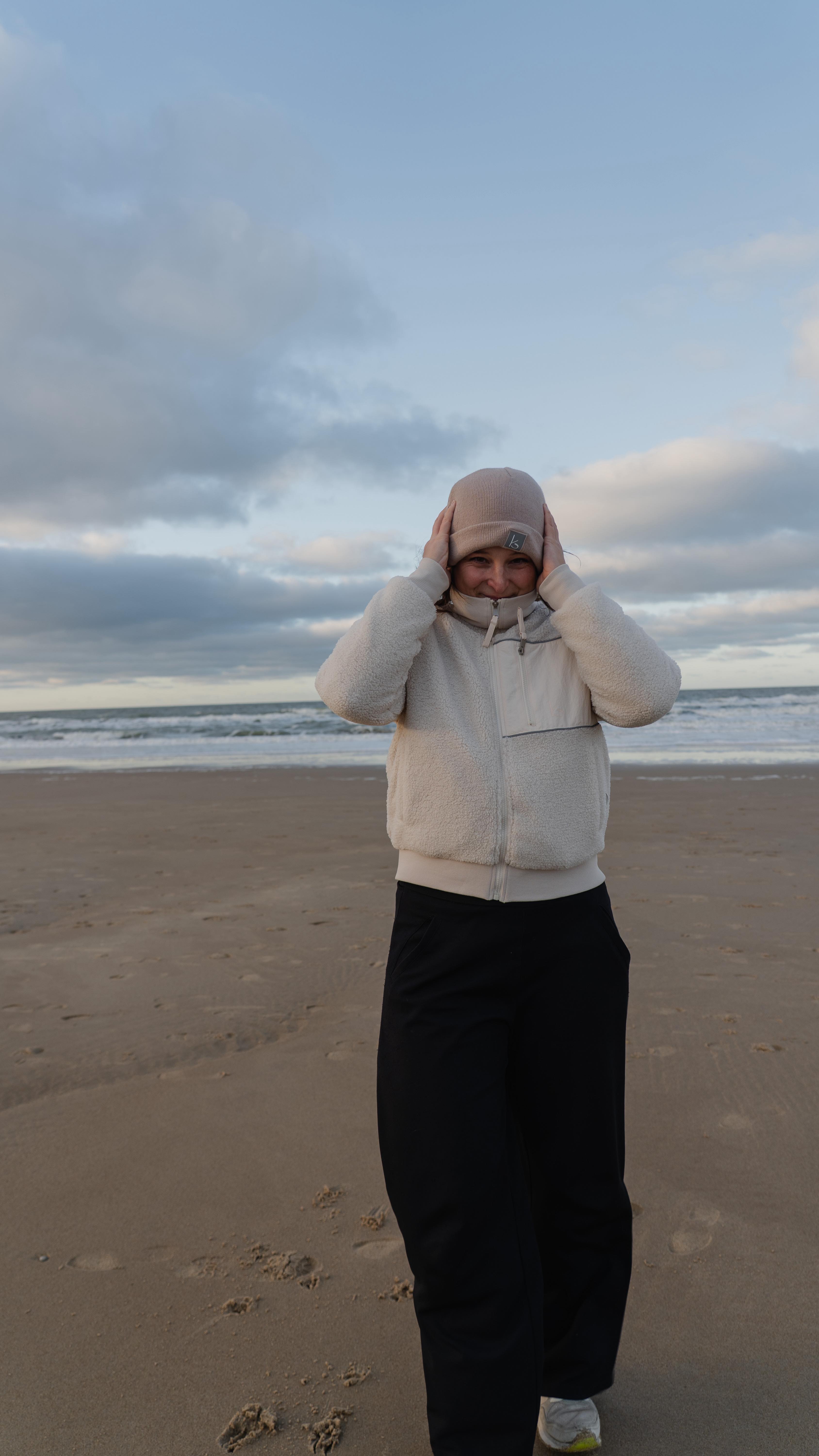 Achter elk product zit meer dan een foto: Ontwerpen. Twijfelen. Wachten. En dan: zelf je teddy jassen ophalen bij FedEx. 🤩
Morgenavond staan de Teddy Fleece jackets online. Don’t miss this!
#reflectyourstyle #thelabel #reflective #kwinkslag #teddyjackets