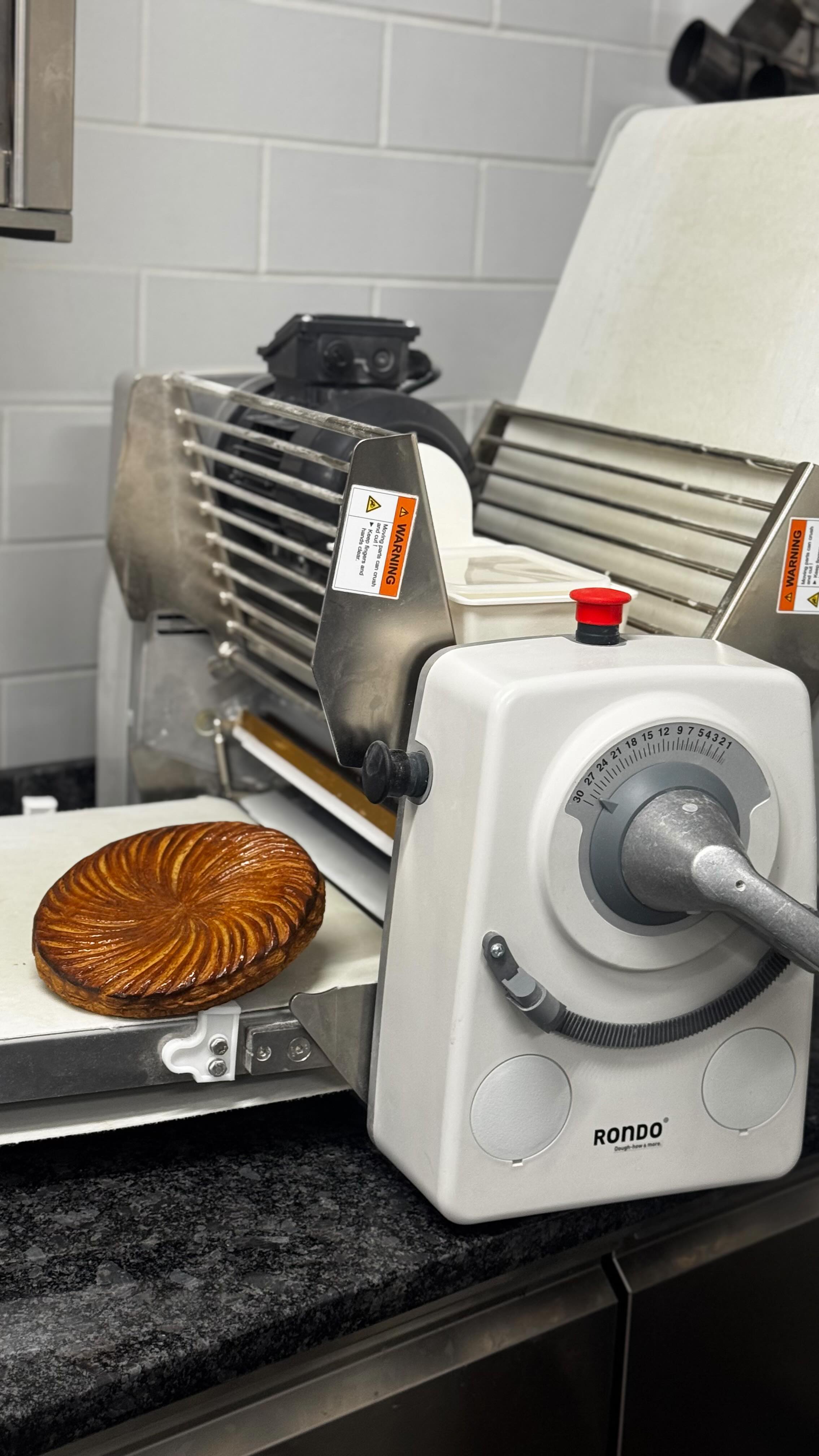 Let s make a king pie!
-sugar free
-high in protein
-rich in fiber
-low glycemic index
-low glycemic load
Same yumminess, same flakiness but no glycemic peak!
As always precision matters! Proudly collaborating with @rondoswitzerland @rondo_north_america to get the best results !
I have been using their sheeter for 25 years now and they never let me down!
If you want to know more about the sugar free pastry, different synergies used, don’t hesitate to ask in the comments !
Enjoy the king pie season, one of my favorite time of the year!