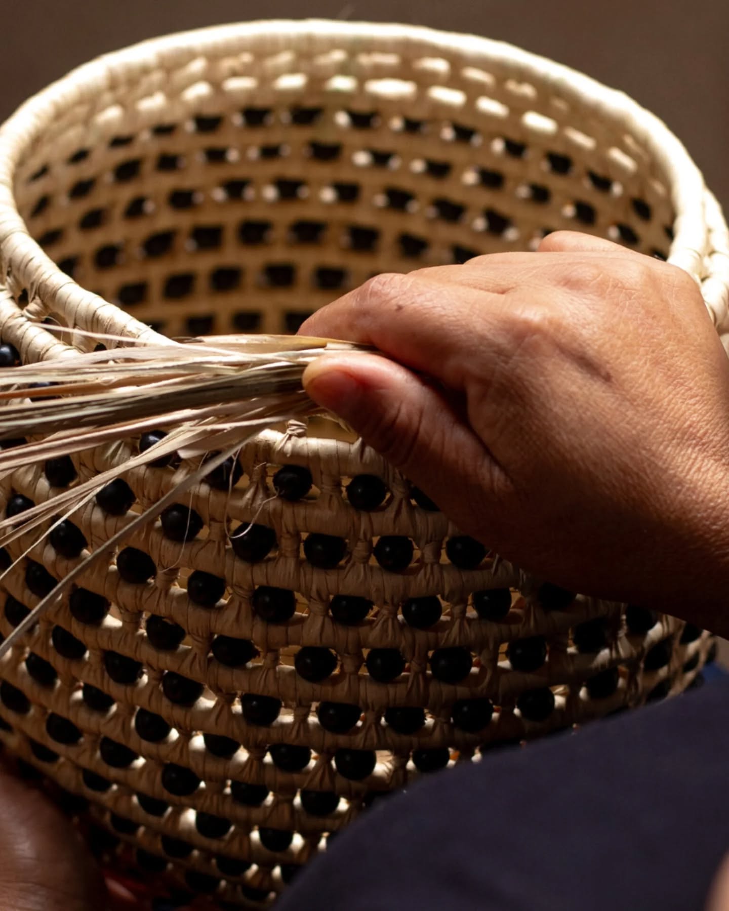 Os processos manuais obedecem a um tempo próprio.
Exigem o rigor da técnica, a repetição atenta, o cuidado com os detalhes
e uma relação íntima com a matéria-prima.
Cada projeto que desenvolvemos nasce do conhecimento ancestral transmitido por gerações,
aliado ao olhar contemporâneo do design.
É assim que promovemos transformações, não só nos objetos, mas em comunidades inteiras.
Passe para o lado e acompanhe os registros de artesãos em diferentes etapas de seus trabalhos:
do preparo dos materiais à finalização das peças,
expondo a complexidade, a beleza e o poder transformador de cada processo.