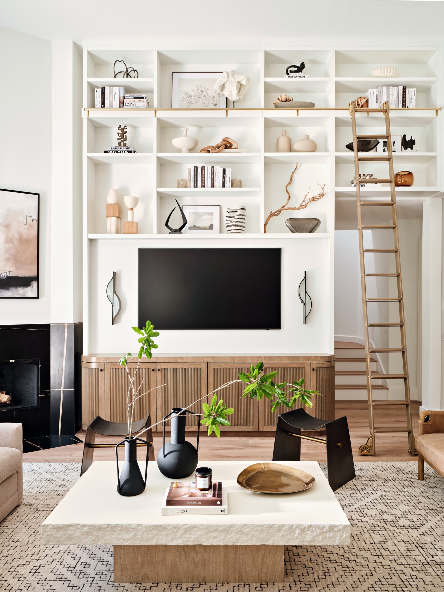 The first Monday of 2026- Perfect time to reimagine the spaces you live in most.
.
.
📸 @dancutronaphoto
Styling @peggy_chase_jordao
#bocaratoninteriordesign #palmbeachinteriors #floridaluxurydesign #customkitchen #miamiinteriordesign