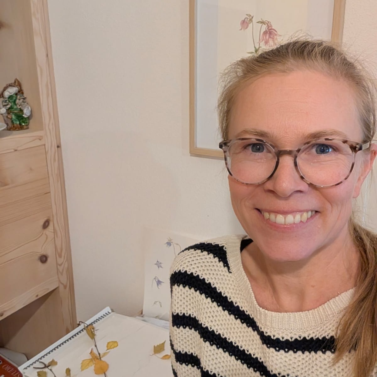 Happy und verliebt!🥰
Heute war der letzte Termin des Pingere vita-Online Kurses.
Was ich so sehr am botanischen Malen liebe, ist, dass wir nicht nur dem Wesen der Pflanzen näher kommen, nein, auch unserem Wesen als Frauen.
Nach 8 Wochen Kurs haben die Frauen beschrieben, was sie aneinander entdeckt haben: Das war wie ein kleines Feuerwerk an wundervollen Eigenschaften, die in uns Frauen schlummern und erweckt wurden!
🎆💐🥰
Möchtest du dich vertiefen im botanischen Malen oder du selber botanische Mal-Kurse anleiten und andere Menschen ihrem Wesen näher bringen? Die Ausbildung dazu startet heuer im Frühjahr. 💚
Mehr Infos zur Ausbildung und die nächsten Online-Kurstermine findest du hier: www.alba.or.at oder du schreibst mir für einen Zoom-call: Anita.kurzbauer@gmail.com
Pingere vita -
Botanisches Malen nach Alexander von Humboldt
Kurse und Ausbildung
Die Bilder sind alle im Online-Kurs entstanden! :) 😍
#naturelovers
#botansichmalen
#wesentliches
#alexandervonhumboldt
#ausbildungimbotanischmalen