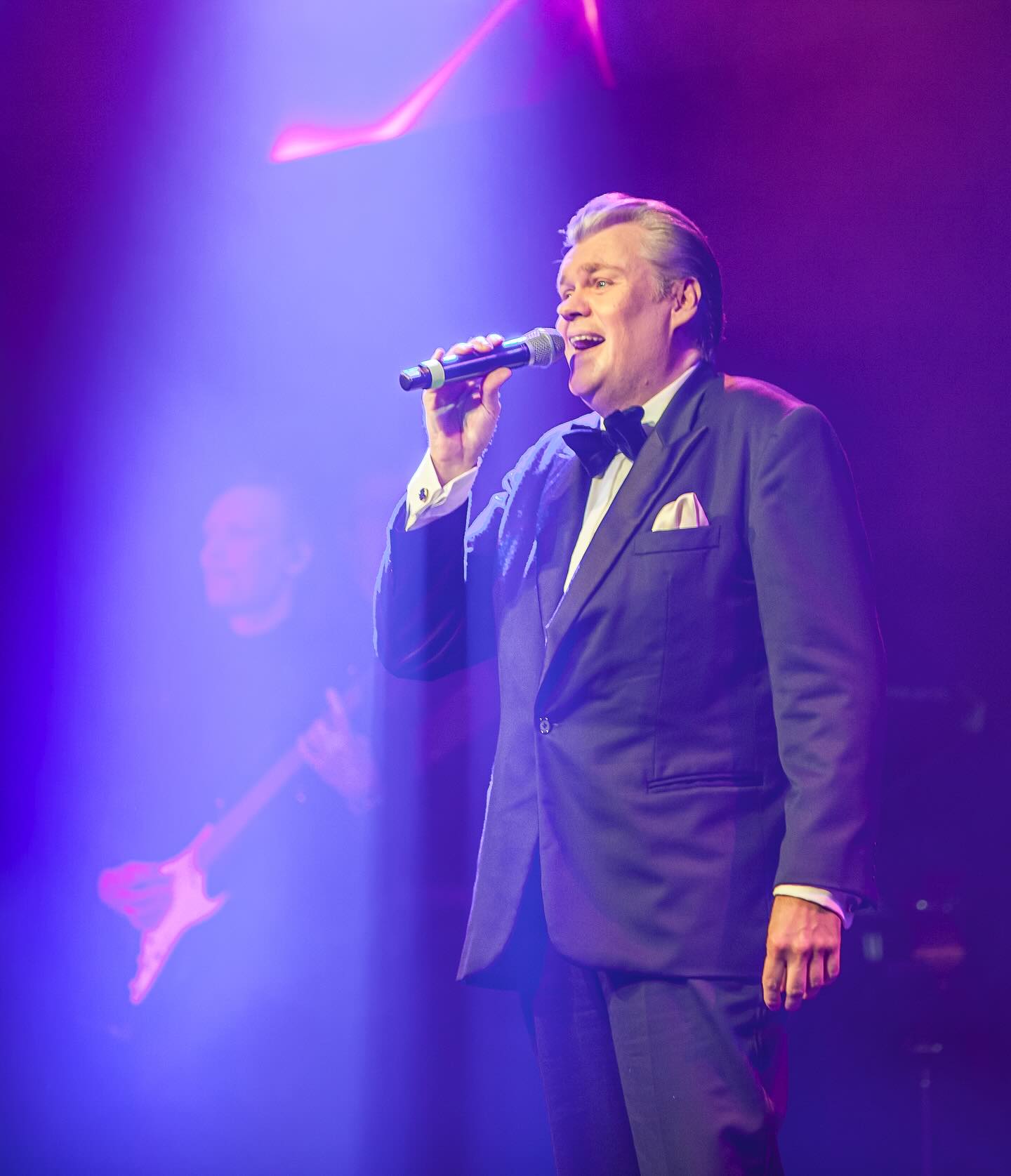 💜 Auch in den letzten 4 Shows begleitet euch unser Lieblings Conférencier @ramon_aus_holland durch den Abend 🎤
➡️ @dinnershowleipzig 🌟
#Dinnershowleipzig #Nightfever #Liveband #Leipzig #Conférencier