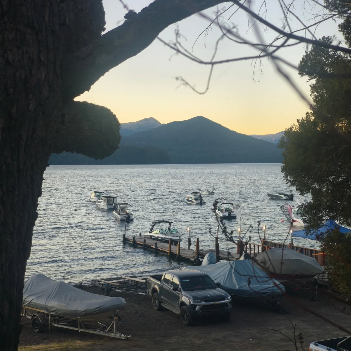 Arrancamos la temporada 2026.
Un inicio marcado por altas temperaturas, jornadas agradables y muy buenos resultados en pesca: piques constantes, peces bien alimentados y con excelente colorido.
El 2026 se presenta como un año con buena presencia de truchas, activas y en buen estado.
Como punto a destacar, observamos niveles de agua más bajos que en temporadas anteriores, una condición que ya se empieza a notar y que requiere lectura fina del ambiente y pesca responsable.
.
Seguimos trabajando cada jornada con una sola idea:
interpretar el entorno, adaptarnos a las condiciones y respetar el recurso.
.
🌐 www.puyenes.com
📱 +54 9 2944 214869
Puyenes – Servicio de Pesca
.
.
.
.
#Puyenes #Temporada2026 #PescaPatagonica #FlyFishing #PescaConMosca #Truchas #LagoNahuelHuapi #PatagoniaArgentina #PescaResponsable #CatchAndRelease #OutdoorLife #NaturalezaPatagonica #FishingSeason #FishingReport #TroutFishing #PescaDeportiva #aventuraconconciencia