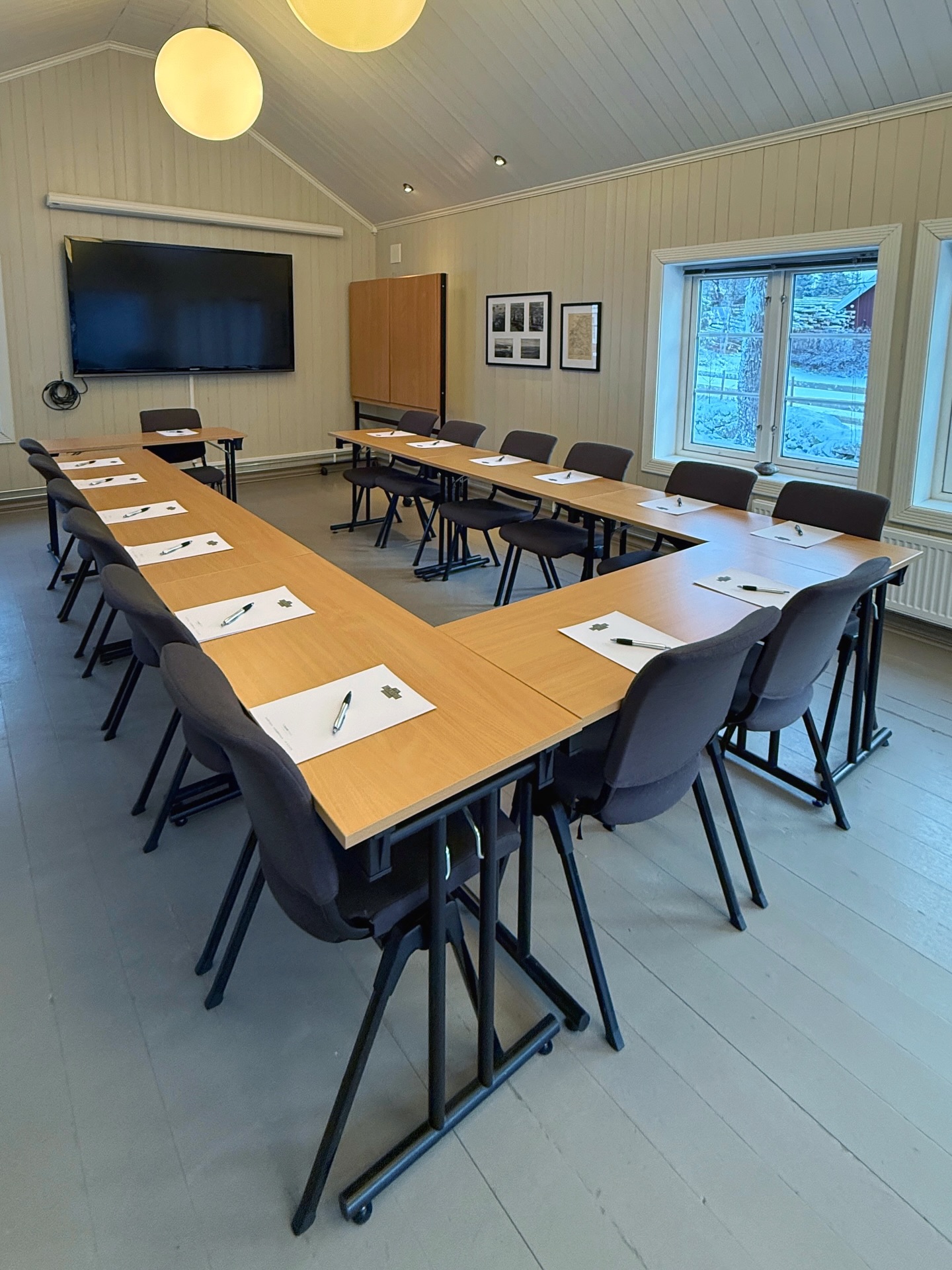 Vinteren skaper den beste rammen for gode samtaler.
På Kleivstua får konferansen tid og rom til å gi resultater.
Kombiner møter med kanefart, peiskos eller et inspirerende matkurs.
Her blir konferansen mer enn bare møter.
Planlegg årets første samling hos oss.
#kleivstua #kleivstuahotell #møtestedetpåkrokskogen