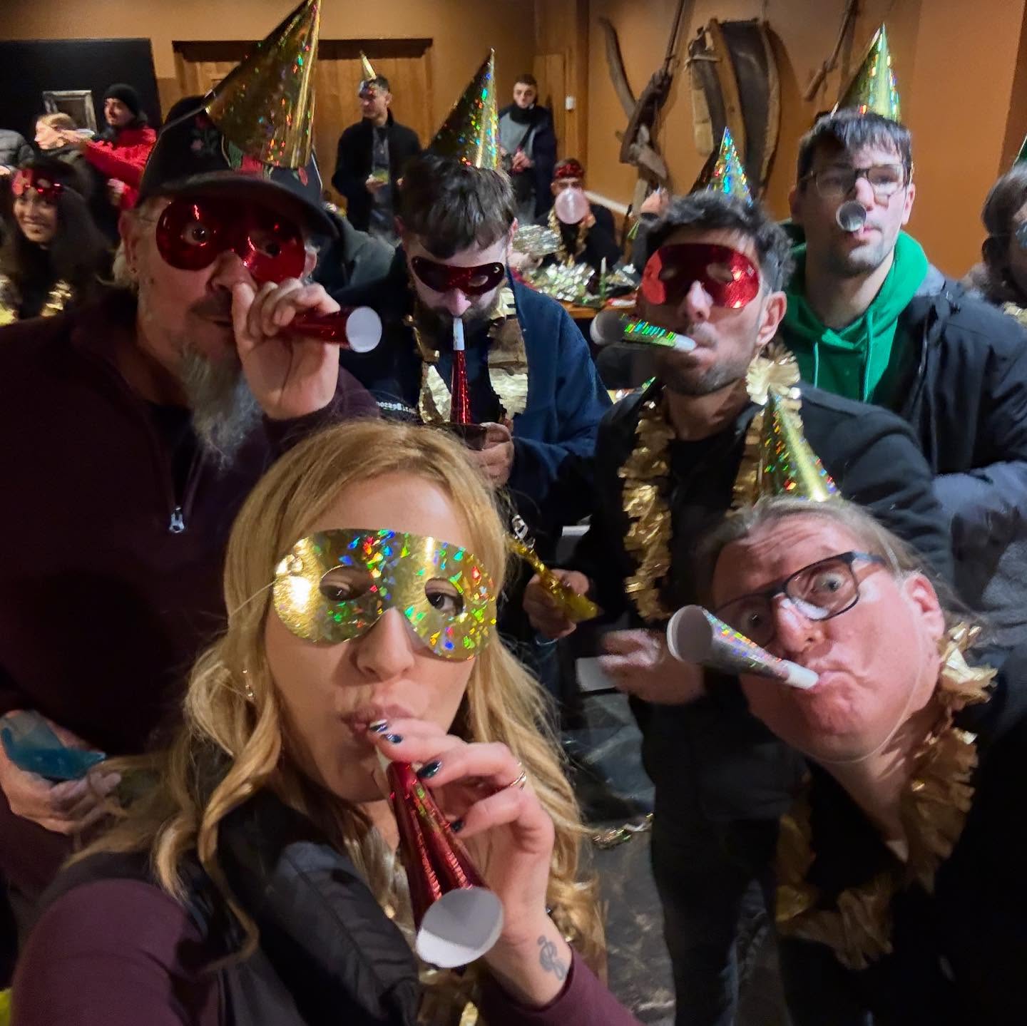 ⭐️PONT DE SUERT⭐️
I així vam iniciar l'any 2026 😍 a Pont de Suert amb un ambient brutal i amb moltes ganes de música i festa. Mil gràcies a tots per fer-ho possible, us desitgem el millor 🫶🏼🩷 @labonaparty @comissioelpontdesuert
.
.
.
#band #bandthecool #music #live #tour2026 #versions