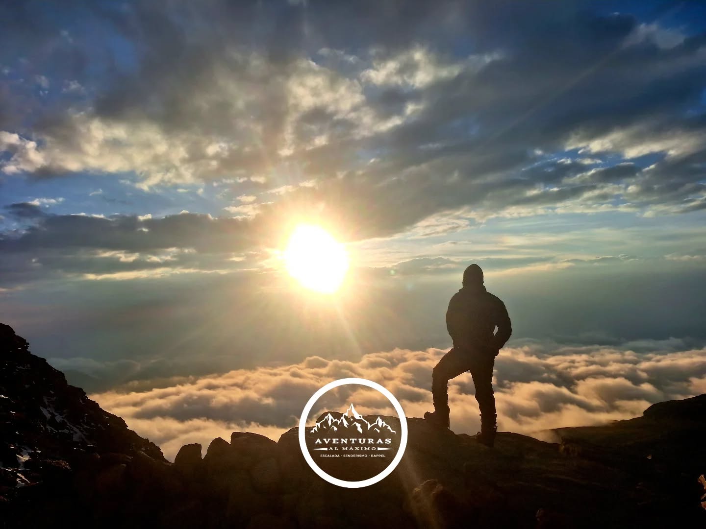 ¡Un nuevo horizonte nos espera! ⛰️✨
Comenzamos el 2026 desde lo más alto, donde el aire es puro y la visión es clara. Estar por encima de las nubes nos recuerda que, sin importar los retos que enfrentemos abajo, el sol siempre está brillando para quienes tienen el coraje de subir a buscarlo.
¿Cuál es la primera cumbre que quieres alcanzar este año? Cuéntanos en los comentarios. 👇
#AventurasAlMáximo #AñoNuevo2026 #MontañismoMéxico #EspírituAventurero #NuevosHorizontes
