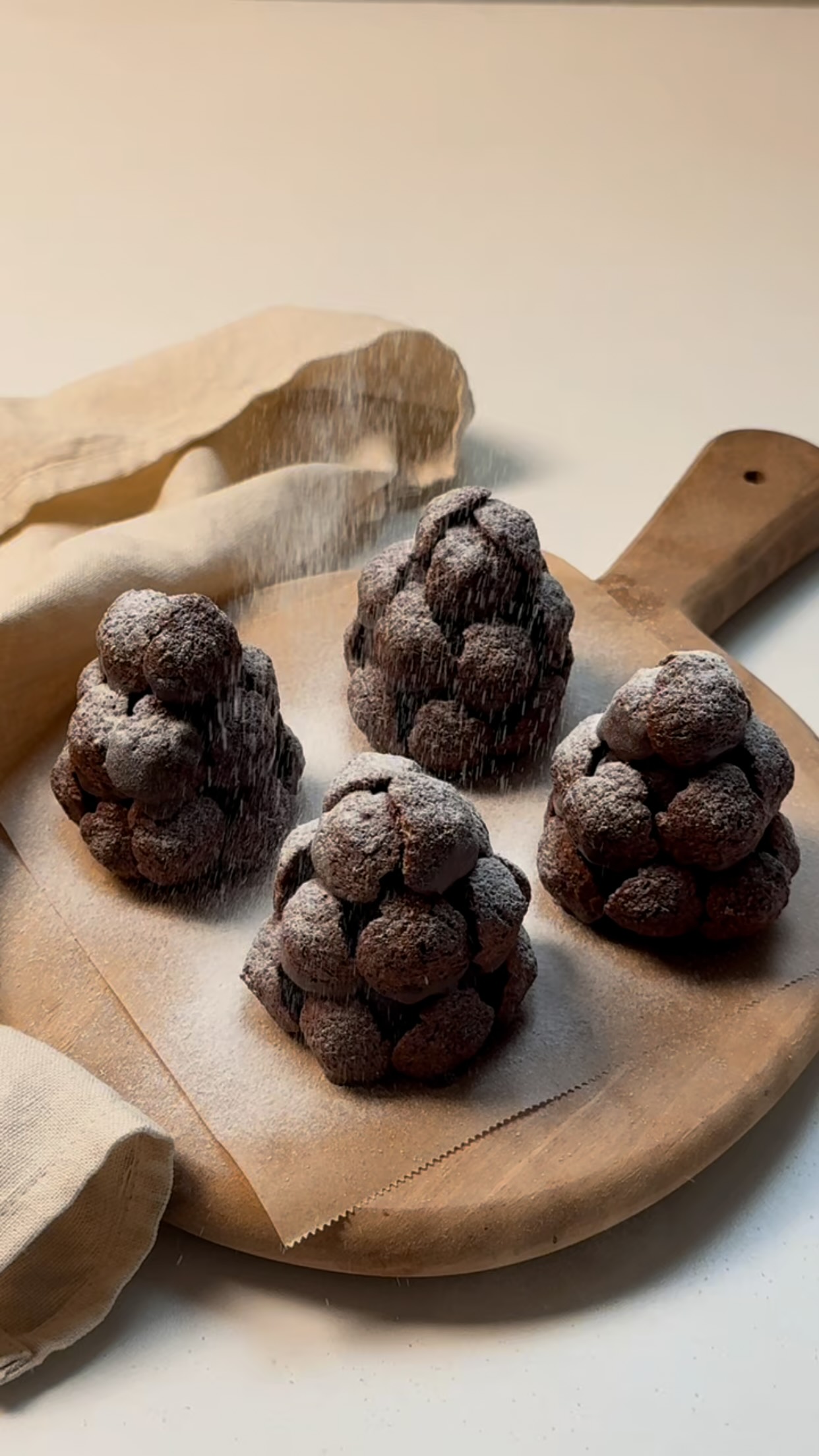🍫🌲 TRUFFES POMMES DE PIN 🌲🍫
✨ 2026 commence tout en gourmandise !
On démarre 2026 avec nos truffes pomme de pin, une recette ludique, saine et gourmande à base des Granolas de Jenny. Et ce n’est que le début… plein d’idées gourmandes à venir cette année ✨
📝 INGRÉDIENTS
100 g de biscuits digestifs
50 g Les Granolas de Jenny
1 c. à soupe de cacao en poudre
60 g de fromage frais (type cream cheese)
Céréales chocolatées ou cornflakes
Sucre glace pour saupoudrer
👩🍳 PRÉPARATION
➡️ Mixe les biscuits et le granola dans un blender, puis ajoute le cacao et le fromage frais jusqu’à obtenir une pâte homogène.
➡️ Forme des petites boules et presse délicatement les céréales ou cornflakes dessus pour créer l’effet « pomme de pin » (Si les céréales adhèrent difficilement, vous pouvez utiliser un peu de chocolat fondu pour les fixer).
➡️ Avant de servir, saupoudre légèrement de sucre glace.
#lesgranolasdejenny #recettefacile #sansgluten #granola #suisse