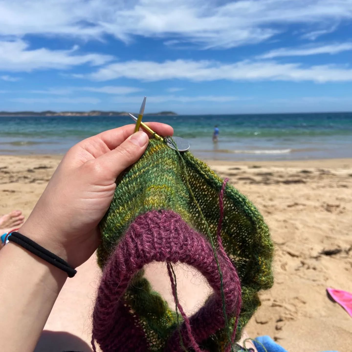 Knitting with a view 😎
Some of our Lambswool range (Trefoil) pairing with some @hillesvagullvarefabrikk Clem picked up from @fibreyard!
.
.
#beachvibes #heatwave #knittingaddict #knittersofinstagram #beachday