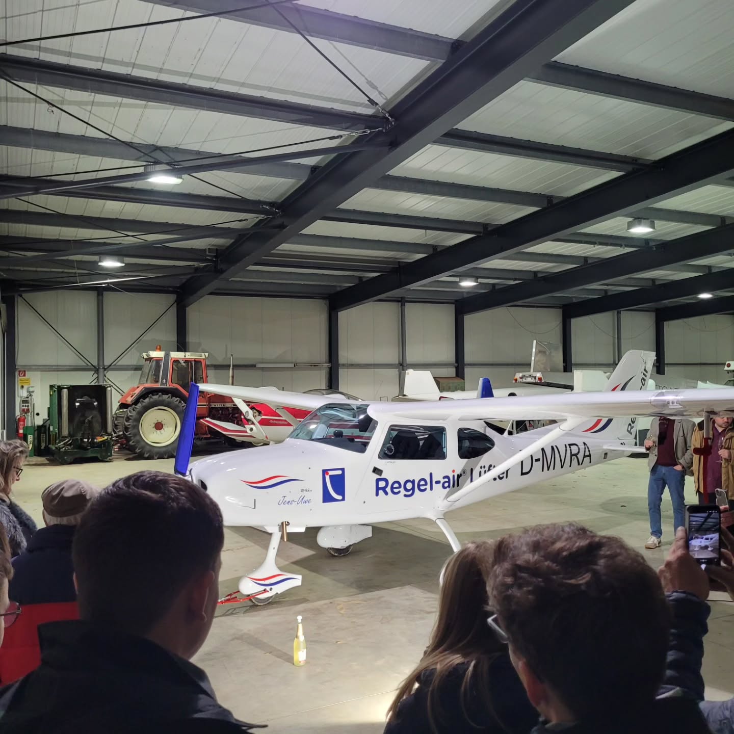 Letztes Wochenende haben wir unser neues UL getauft: Die Sirius trägt nun stolz ihren Namen und das Kennzeichen D-MVRA ✈️
Nach der Taufe ging’s traditionell weiter mit Grünkohl, guten Gesprächen und einem Glas Sekt.🥂🍾
Auf viele sichere Starts und sanfte Landungen!
#aviation #ultralight #ultralightaviation #aviationlovers #pilotlife #flying #blueSkies #ulfliegen #flugzeugliebe #vereinsleben #flugplatzliebe #aviationcommunity #flugzeugtaufe #aircraftchristening #neuerflieger #newbird #aviationmoments #sirius #goch #Asperden #luftsport #lsvgoch