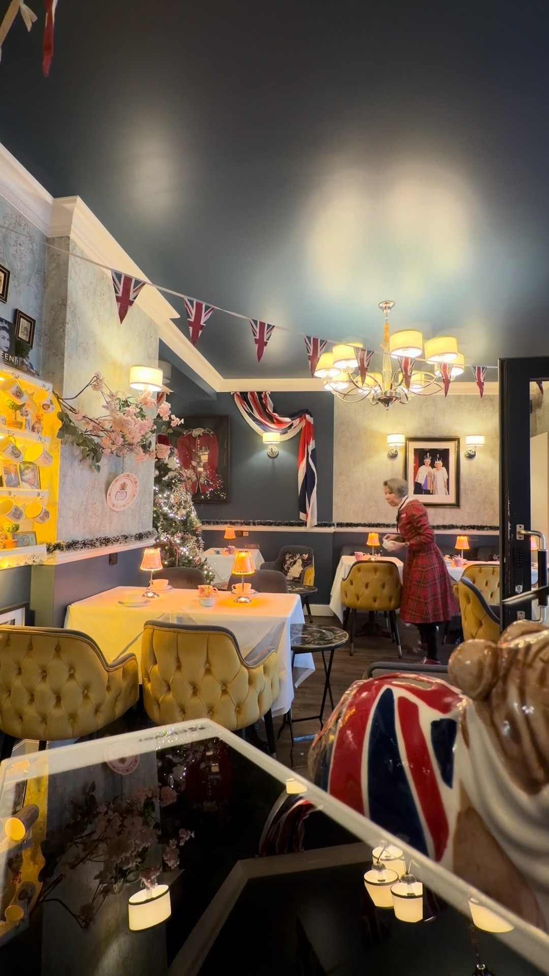 Von den liebevoll dekorierten Tischen über die frisch gebackenen Scones bis hin zur perfekten Clotted Cream, jeder Schritt wird mit Herz & britischem Charme vorbereitet. 🇬🇧💂
Neugierig geworden? 🤭
Komm vorbei und erlebe selbst, wie unser Afternoon Tee zum Highlight deines Tages wird, oder reserviere gleich deinen Tisch für das Wochenende. 😉
Tipp: Tagge jemanden, der unbedingt mal eine britische Tea Time erleben muss!🫖☕️
#EatonPlaceHamburg #AfternoonTea #BritishVibes #TeaTime #Ottensen #Scones
#ClottedCream #BehindTheScenes #TeaLovers #TeaTimeExperience