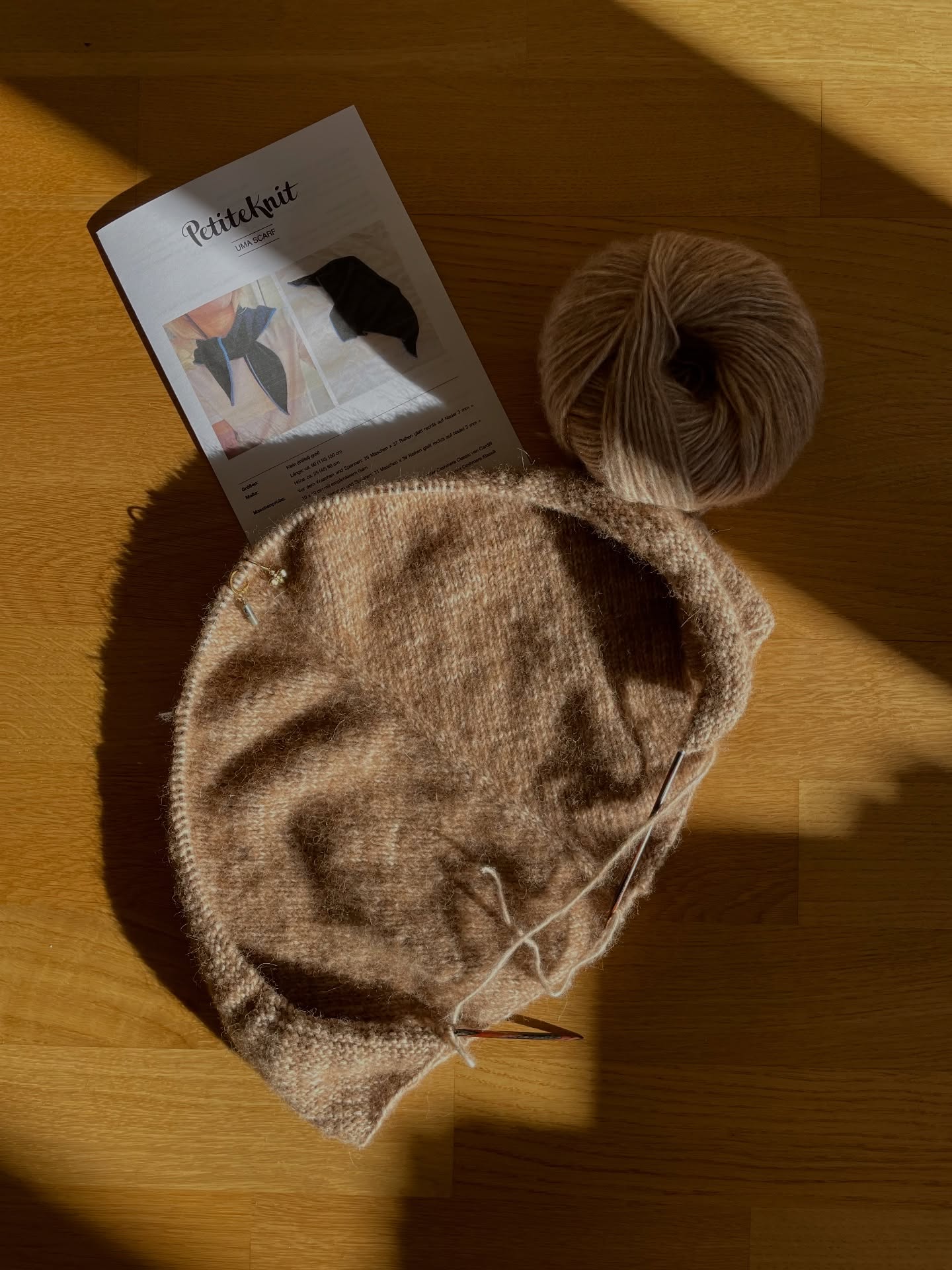 Mein erstes Projekt in diesem Jahr ✨
Der #umascarf von @petiteknit.
Das perfekte Projekt, um viel Strickzeit mit Familienzeit zu verbinden – es strickt sich ganz ohne großes Nachdenken.
Bei der Kontrastfarbe des I-Cords bin ich mir noch nicht ganz sicher, wahrscheinlich wird es aber passend zu meiner neuen roten Mütze ❤️
Ihr dürft gespannt sein …
Die Anleitung und jede Menge Garnvarianten gibt es ab dem kommenden Mittwoch im fibreatelier.
Und dann sind die Ferien vorbei – in denen viele neue Ideen entstanden sind.
Ihr könnt gespannt sein …
#fibreatelier
#petiteknit
#umascarf