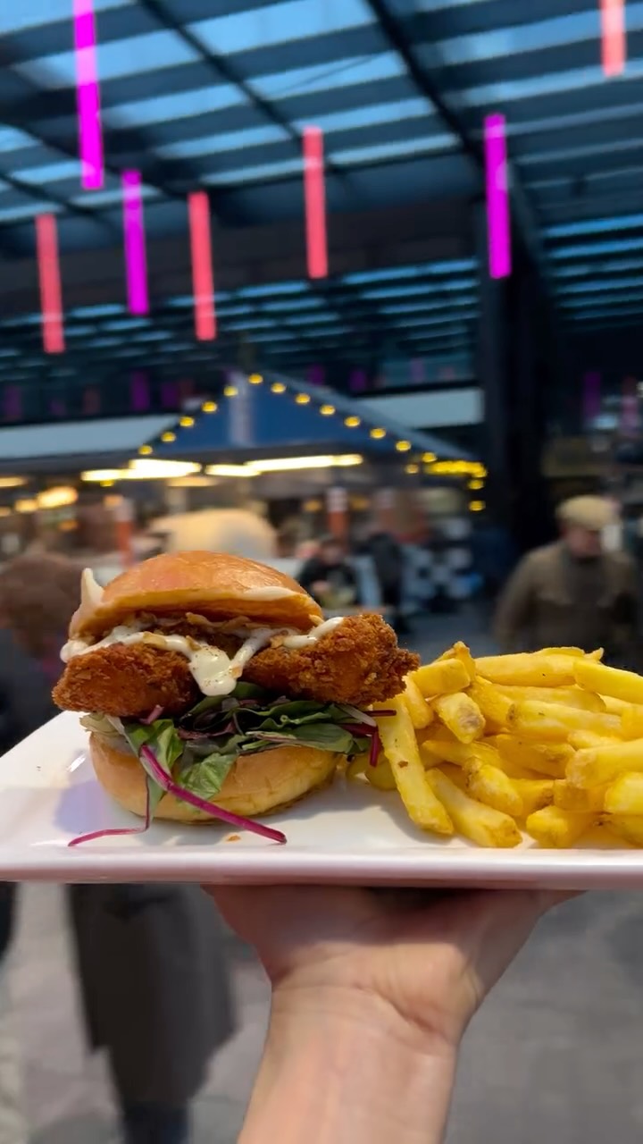 Special of the day £12 Crispy chicken burger + fries ❤️🔥
A full 360° of flavour, right in the heart of #SpitalfieldsMarket
“Fried Chicken, Truffle Mayo, Melted Cheese, Mix Salad, Crispy Onion”
#MammasGoodies
#SpecialOfTheDay
#CrispyChicken
#ChickenBurger
#BurgerAndFries
#StreetFoodLondon
#SpitalfieldsMarket
#LondonFoodies
#LondonEats
#FoodReels
#MarketVibes
#CrunchTime
#MustTryLondon