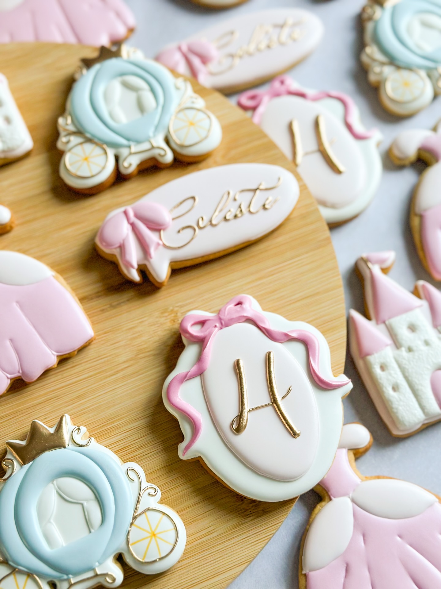 Un joli coffret de biscuits sur le thème princesse!
Un magnifique anniversaire de 4 ans, organisé par @we.plan.events .
Karu Sweets Design | Biscuiterie artisanale & personnalisée
🧑🏾🍳 Christmina, biscuitière passionnée
🍪 Biscuits sur mesure,personnalisés, pour tous les événements
🤲🏾 Entièrement fait à la main, du biscuit au décor
📦 Livraison en France métropolitaine et dans les DROM
🛒 Click & Collect Orly (94)
Commande en MP ou sur le site (délai 14 jours minimum)
www.karusweetsdesign.com