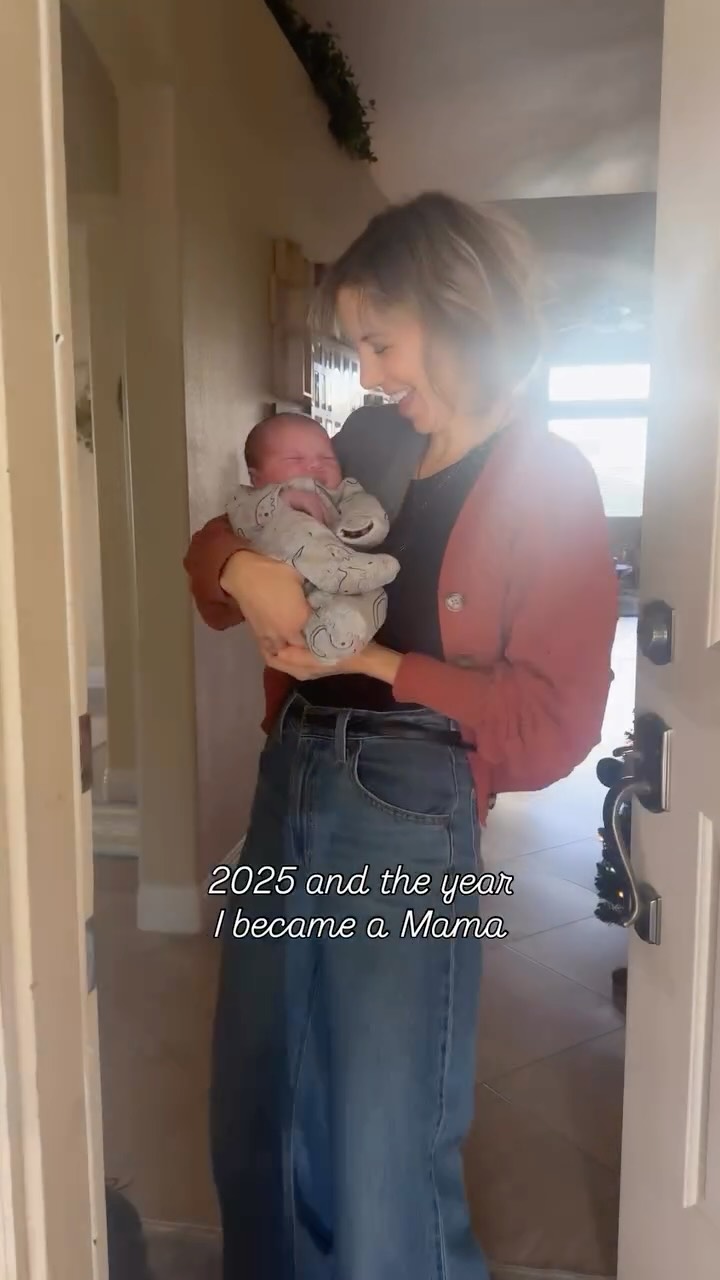 What a beautiful year it was.
Through every ebb and flow, I devoted myself to me and my initiation into motherhood.
Joy lived alongside grief.
Peace was found within chaos.
Play prevailed alongside work.
Flow danced within structure.
I love this life.
I love these adventures.
Thank you for being here. š