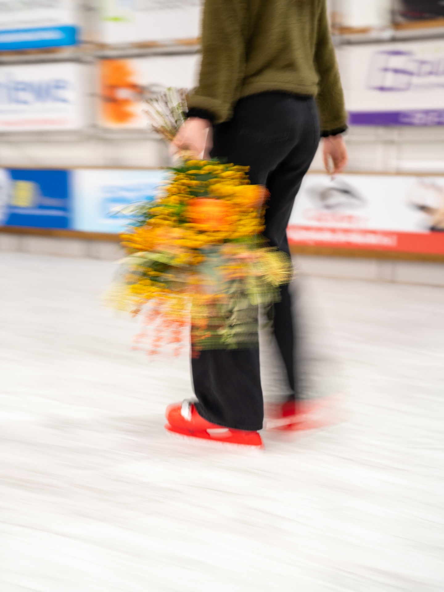 Shutterspeed pic with flowers on the ice! ❄️
@t_rza.l from @liefding.bloemen with @dekkerchrysanten flowers! 🌺
#shutterspeed #flowers #mellomedia