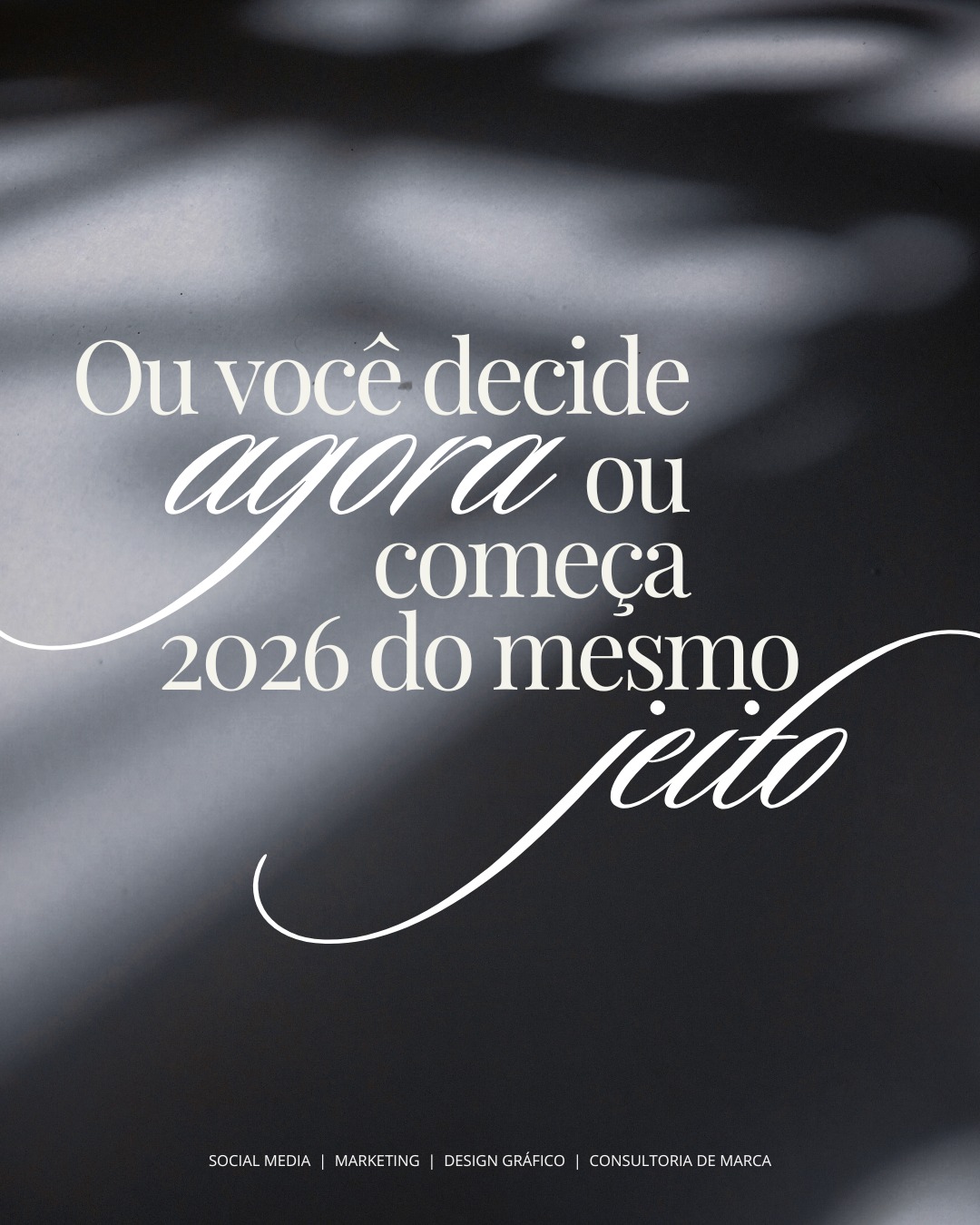 Você já disse isso antes: 'Mês que vem eu organizo o meu marketing', 'Ano que vem eu foco no Instagram'. E o tempo passou. A rotina engoliu os seus planos, a concorrência apareceu mais do que você e aquela sensação de estar sempre um passo atrás continuou ali.
Ou você decide agora, ou começa 2026 exatamente do mesmo jeito: cansada, sem tempo e postando apenas por obrigação, sem ver retorno real no seu caixa.
O desejo de ver a sua marca crescer não precisa de ser um fardo. Na CRVK, eu assumo o controlo para que 2026 não seja apenas 'mais um ano', mas sim o ano em que a sua comunicação finalmente trabalhou para você — e não o contrário.
Se o tempo e a falta de ideias não fossem um problema, qual seria o maior objetivo da sua marca para o próximo ano? Escreva aqui em baixo, vamos tirar isso do papel! 👇
#socialmedia #designgrafico #graphicdesign #socialmediamarketing #branding