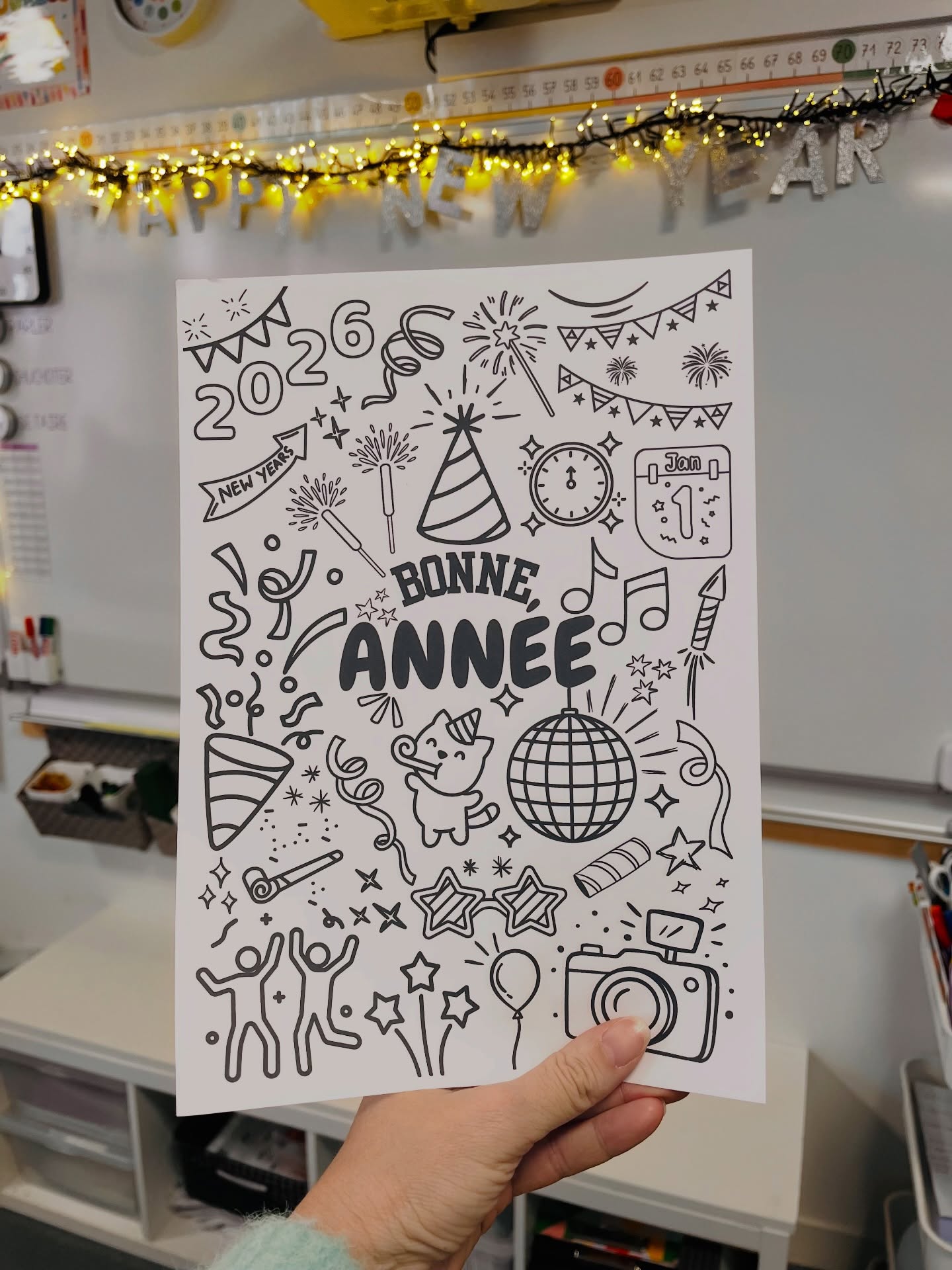 2•0•2•6
▶️ Est ce que cette version vous plaît ?
On la met sur le blog ?
Beaucoup me l’ont demandé en MP alors le voilà le coloriage « doodle » pour la nouvelle année ! Personnellement c’est un de mes préférés ! 🤩
Je profite de ce petit post coloriage pour vous souhaiter le meilleur pour cette année : joie, santé, réussite et beaucoup d’amour 🩷 !!!
Si certains le veulent dans une autre langue que l’anglais et le français dites le moi dans les commentaires !
N’hésitez pas à le partager pour que le plus grand nombre d’élèves puissent en profiter !
Je compte sur vous 🥰 !
Belle fin de vacances
Maitresselili_lh ✨
#maitresselililh #teampe #coloriage #doodleart #newyear