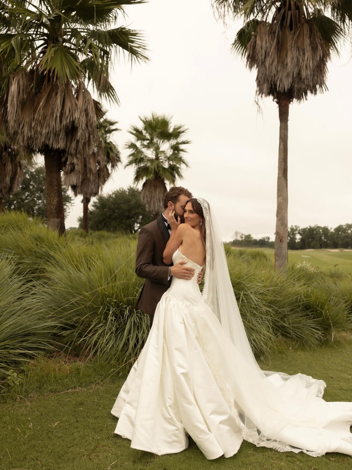 Sneak peeks Cara & Dorian 🖤
Photographer: @eloiselakephotography
Venue: @westinsavannah
Florist: @katofloraldesigns
Draping: @belle_eventsco
Cake: @flirtwithdessertbakery
Lighting: @jlkevents
HMU: @shaelyn_makeupartistry
DJ: @onenightatl
Rentals: @eventworksrentals
Planners: US
#savannahwedding #savannahweddingplanner #savannahgeorgia #georgiawedding #georgiaweddingplanner #georgiabride #fallwedding #weddingplanner #lowcountrywedding #weddingphotography #weddingdesign #weddingsofinstagram