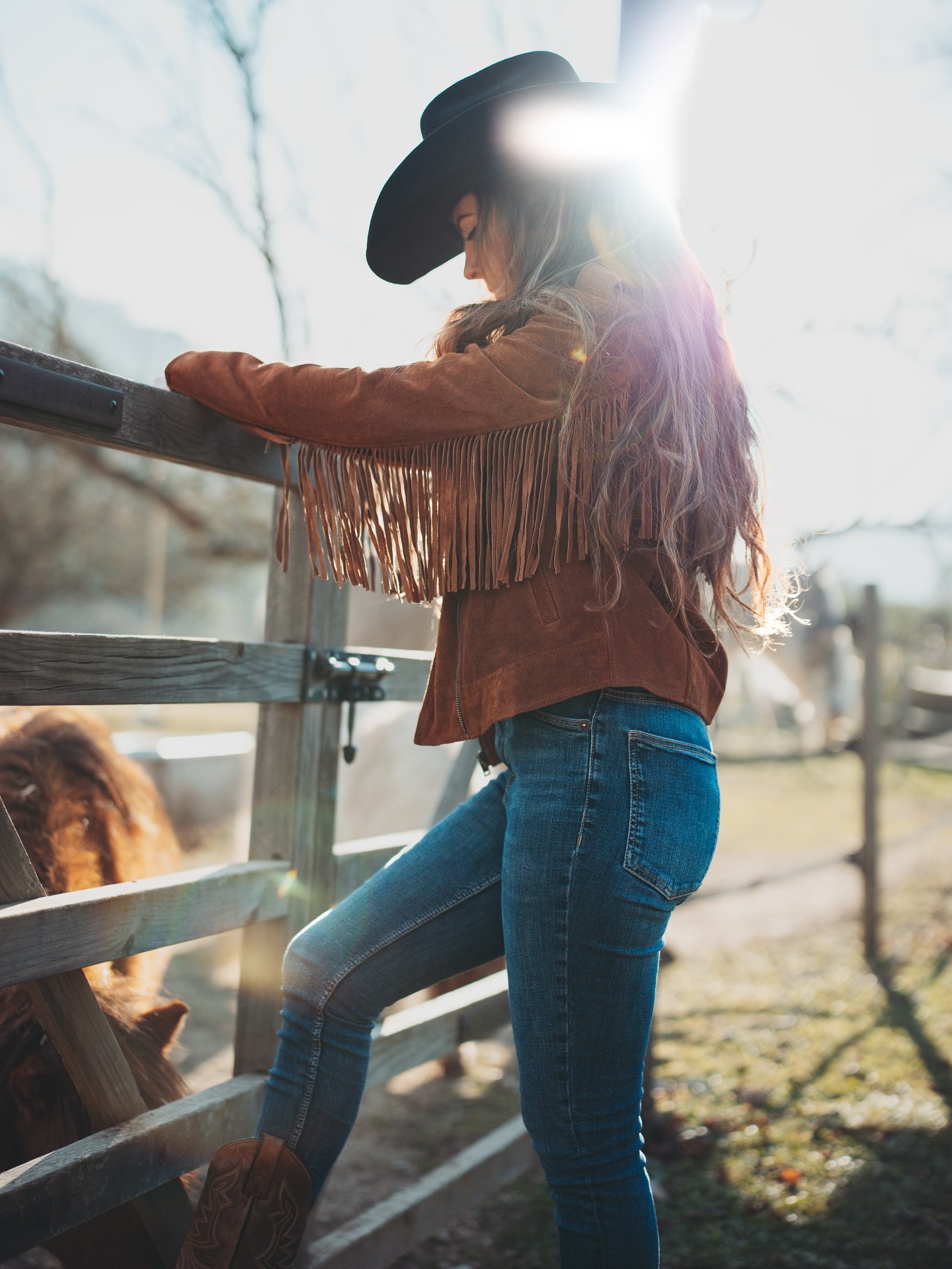 Vous sentez ?
Cette petite odeur de nouveauté qui se profile sur le site ? 😍
Et oui, nos premières vestes à franges. « Enfin » nous direz vous. On a mis du temps à en imaginer chaque détails pour qu’elles se transforment en pièces iconiques et on peut déjà vous dire que le pari est réussi !
Elles arrivent la semaine prochaine, tenez vous prêts il n’y en aura pas pour tout le monde ✨
#vestevintage #westernwear #westernlifestyle #lifestyle